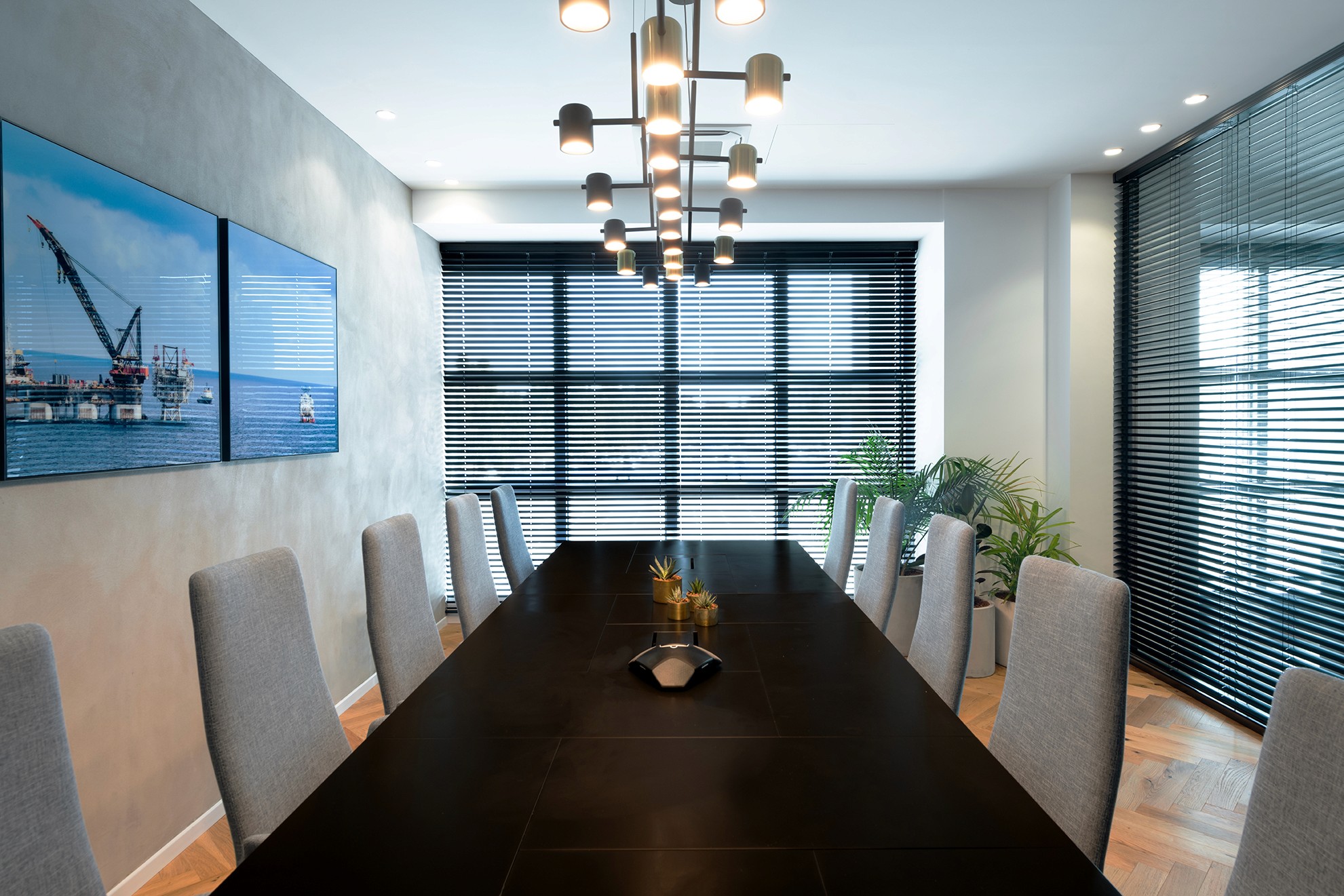 חדר ישיבות עם פתרון אקוסטי מתקדם – תקרת באפלים (Baffles) צבעונית ומחיצות זכוכית לבידוד רעשים