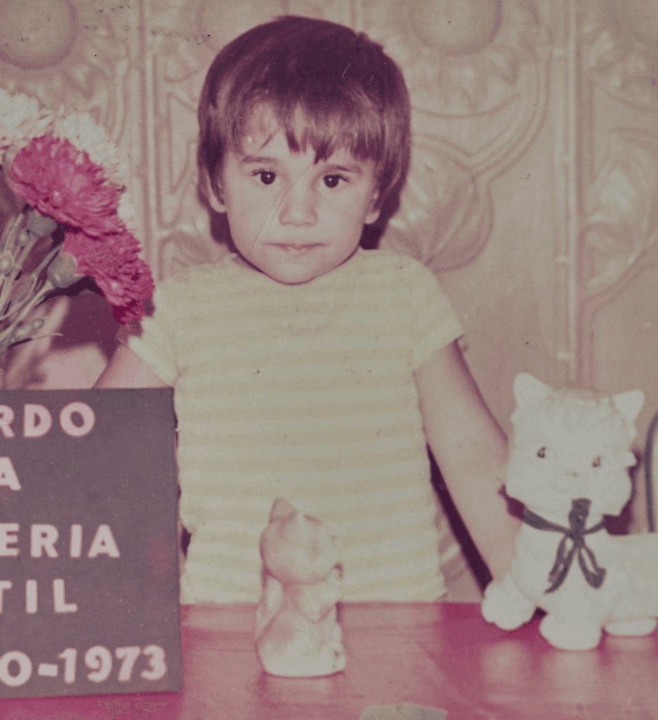 fotografía de niño en la guardería con camisa de rayas y pelo liso