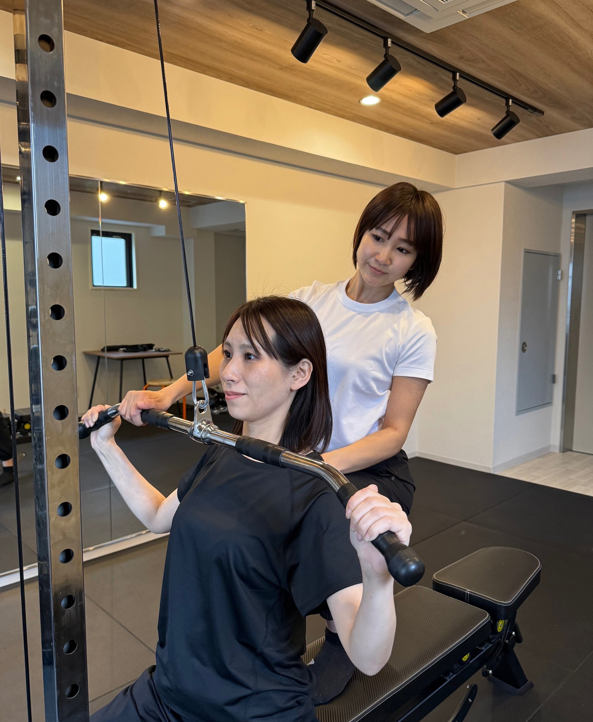 ラットプルダウンを指導する種村トレーナー