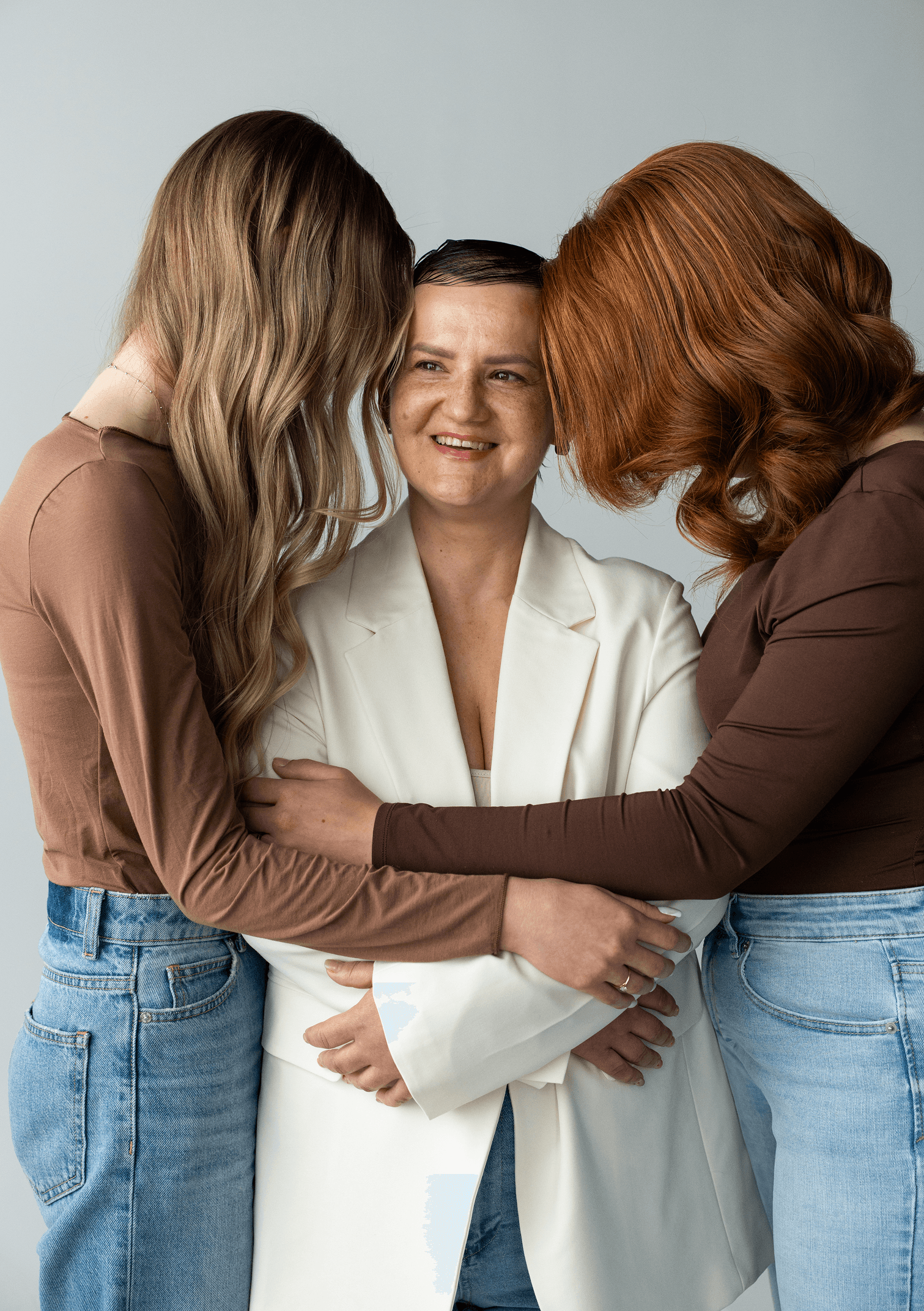 Sesja zdjęciowa dla Healthy Skin Clinic – bliski gest objęcia trzech kobiet