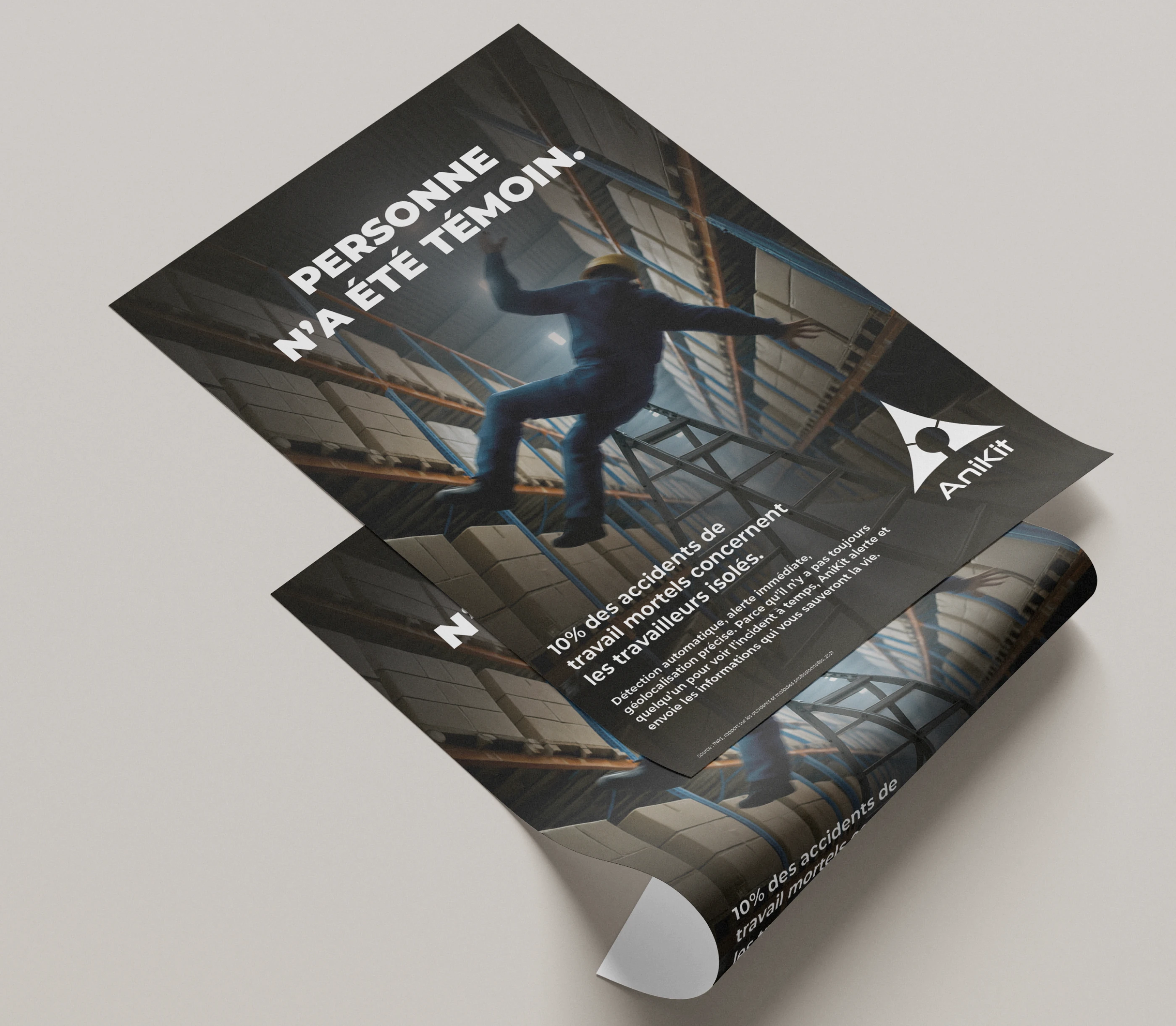 Mockup d'une affiche de prévention pour AniKit réalisée par Tartelette Concept, graphiste à Toulouse. Design graphique percutant sur la sécurité des travailleurs isolés.