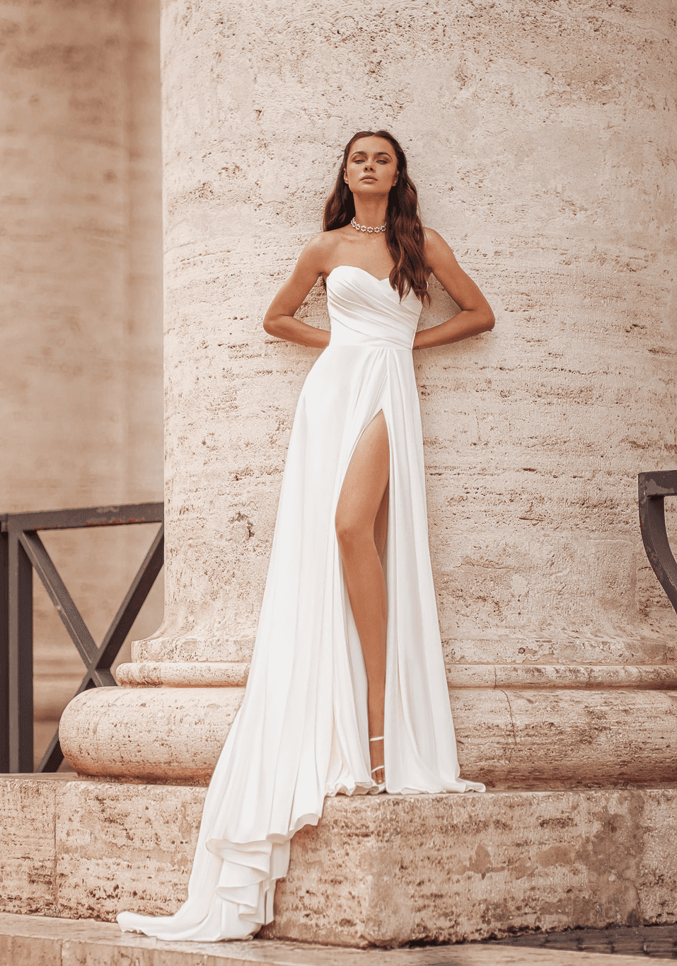 Modernes A-Linie Hochzeitskleid im Clean-Chic mit Schlitz – Wedding Lounge Brautmoden