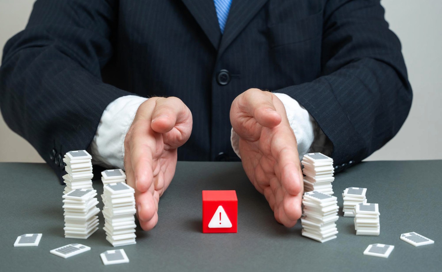 專業顧問進行企業風險管理與商業保險規劃，展示為香港中小企預防經營風險的保障方案。
