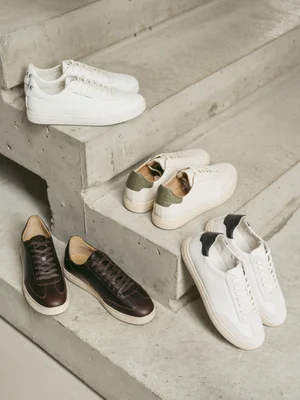 Dans le lookbook de la marque Danoise Another Aspect, le mannequin porte un costume gris et une chemise blanche