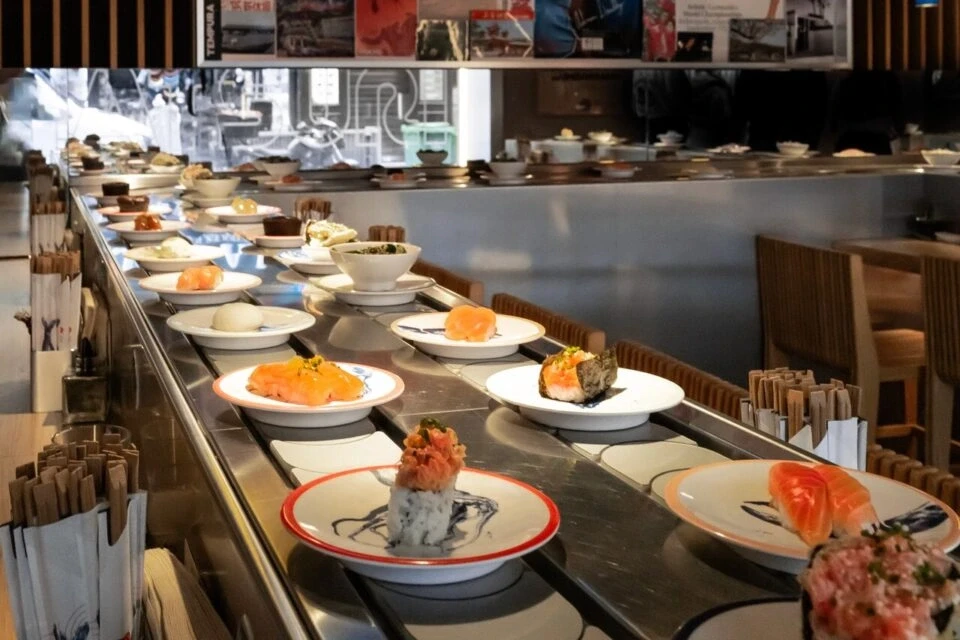 tapis roulant avec des plats dessus