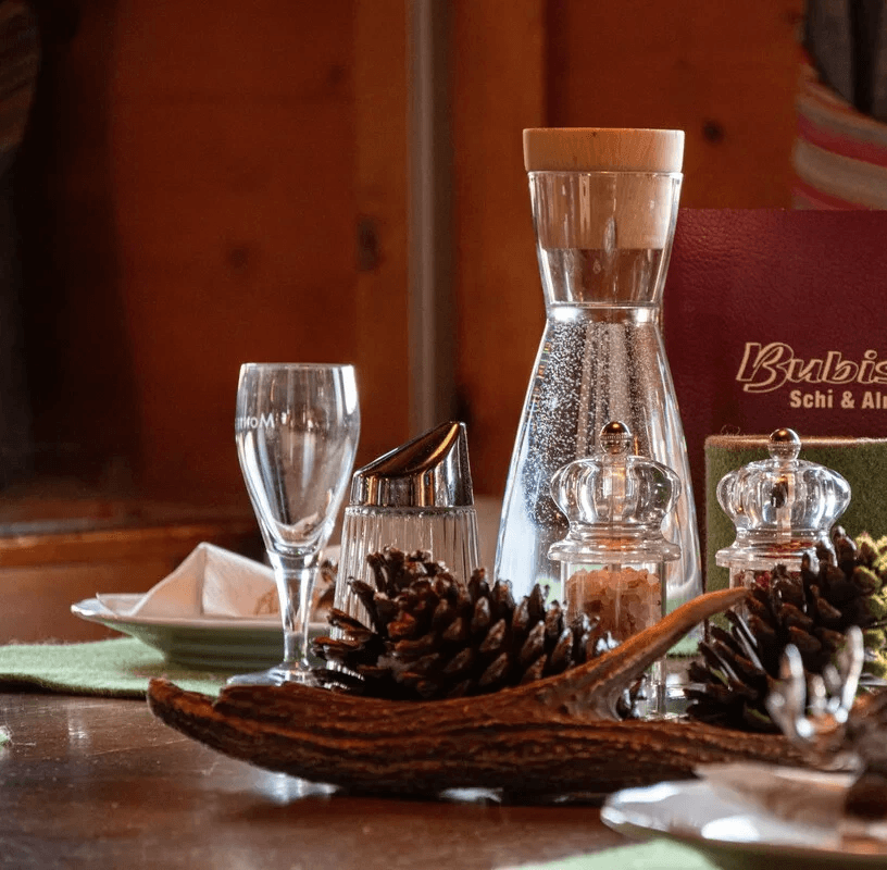 Ein Bild vom Alpenquellwasser welches als Tischwasser ausgeschenkt wird.