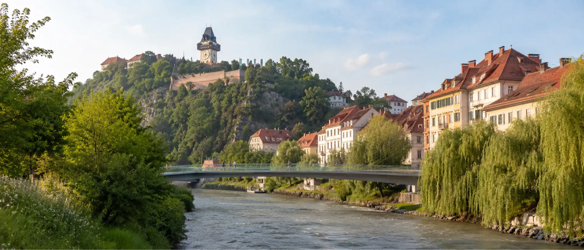 Grazer Schlossberg mit Uhrturm und Mur, Symbolbild für steirische Hauskrankenpflege-Märkte
