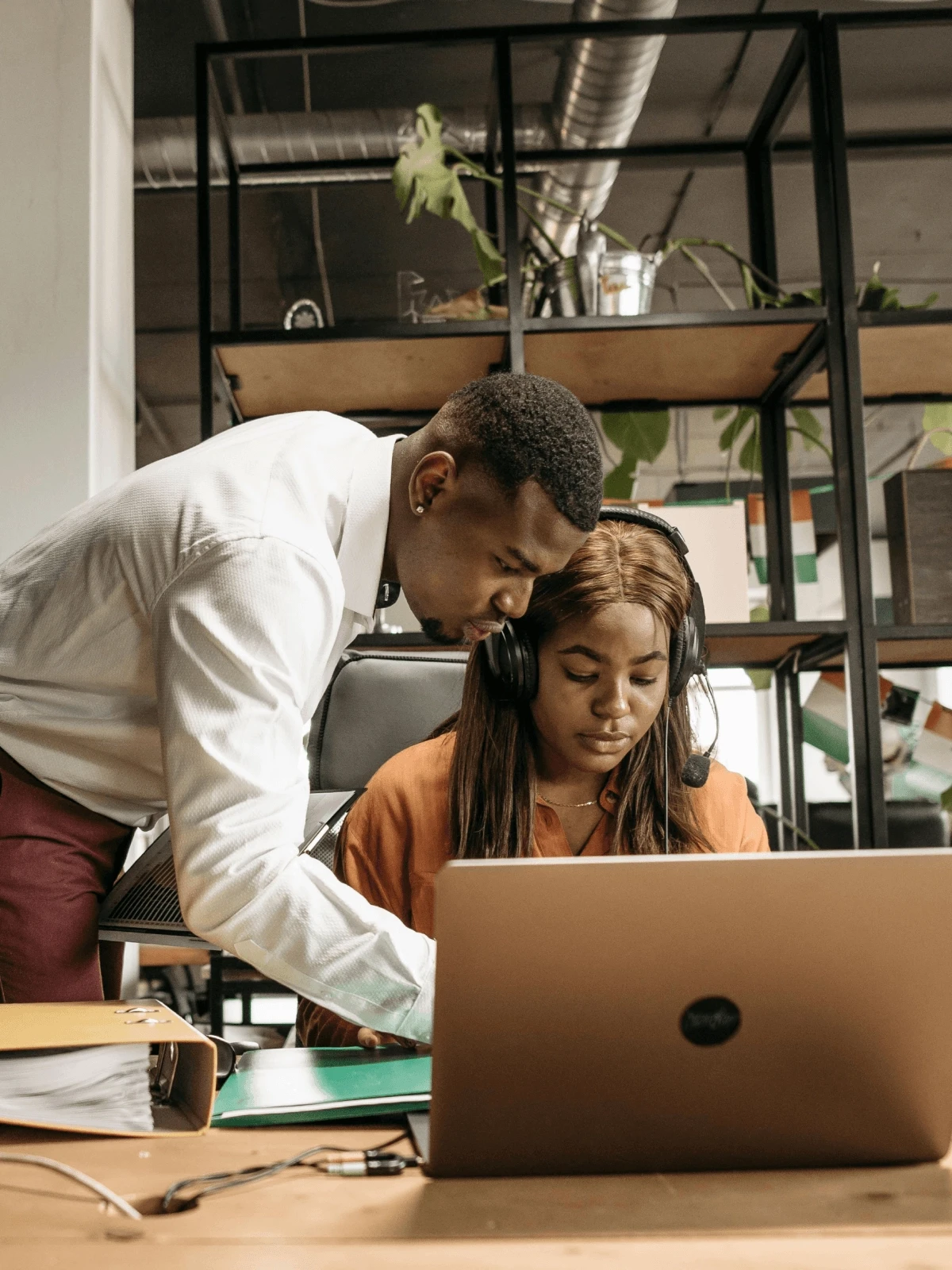 Mann und Frau im Office schauen auf einen laptop