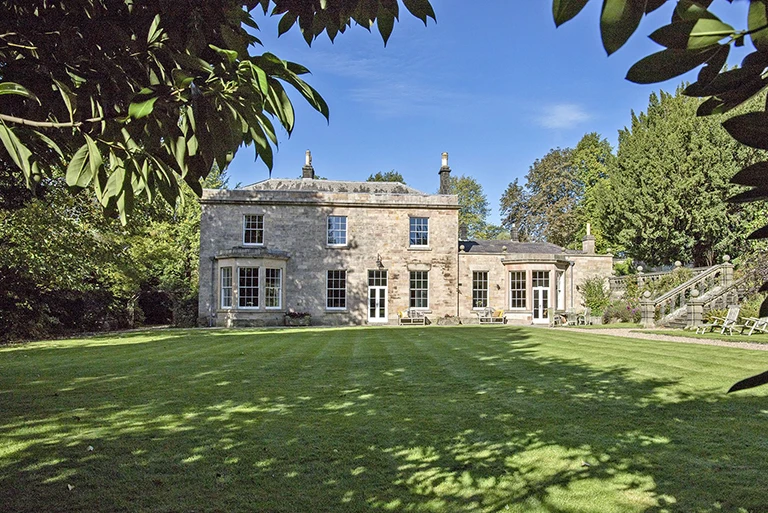 Hartingtons Heritage Tours hotel, Darley House, gardens in the shade