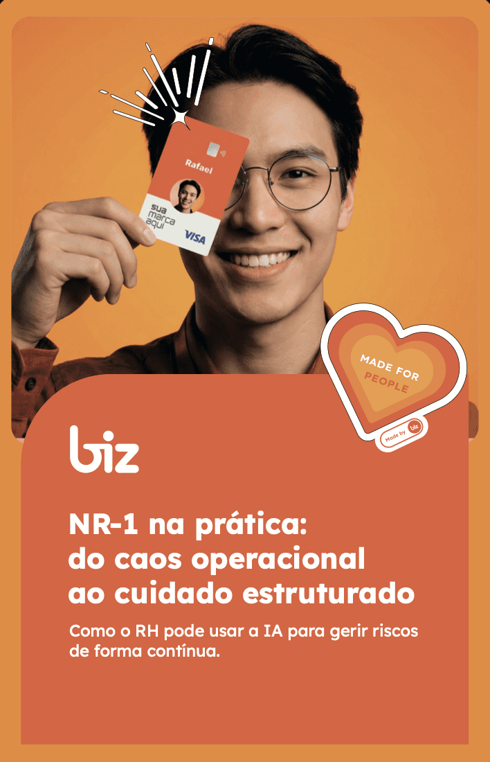 Três pessoas conversam ao ar livre, cercadas por plantas verdes e uma atmosfera relaxante.