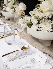 Detailaufnahme einer eleganten Hochzeitstischdekoration mit Blumen und Gläsern