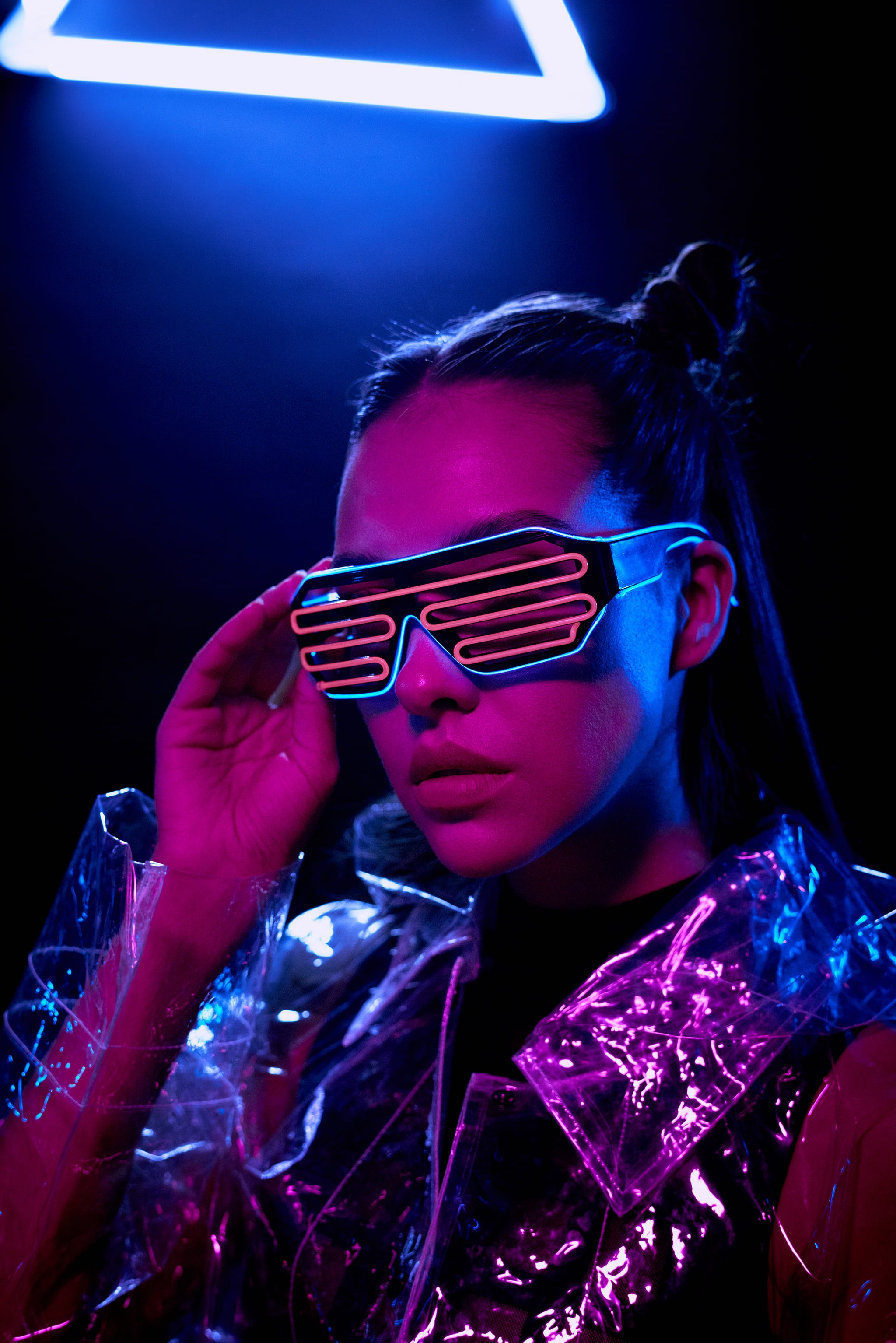 kibernetic header image of a cyberpunk girl presentor with futuristic sunglasess