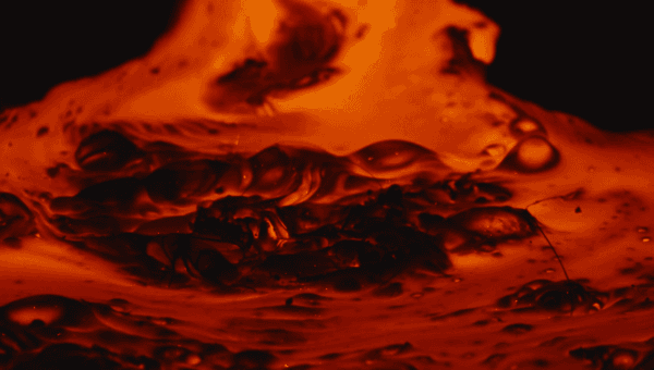 Un collier en obsidienne fait à la main, produit par Lava Show, exposé sur un buste noir. Réalisé à partir de véritable verre volcanique formé par un refroidissement rapide de la lave rhyolitique, cette pièce remarquable fait partie des produits exclusifs disponibles au Lava Show.