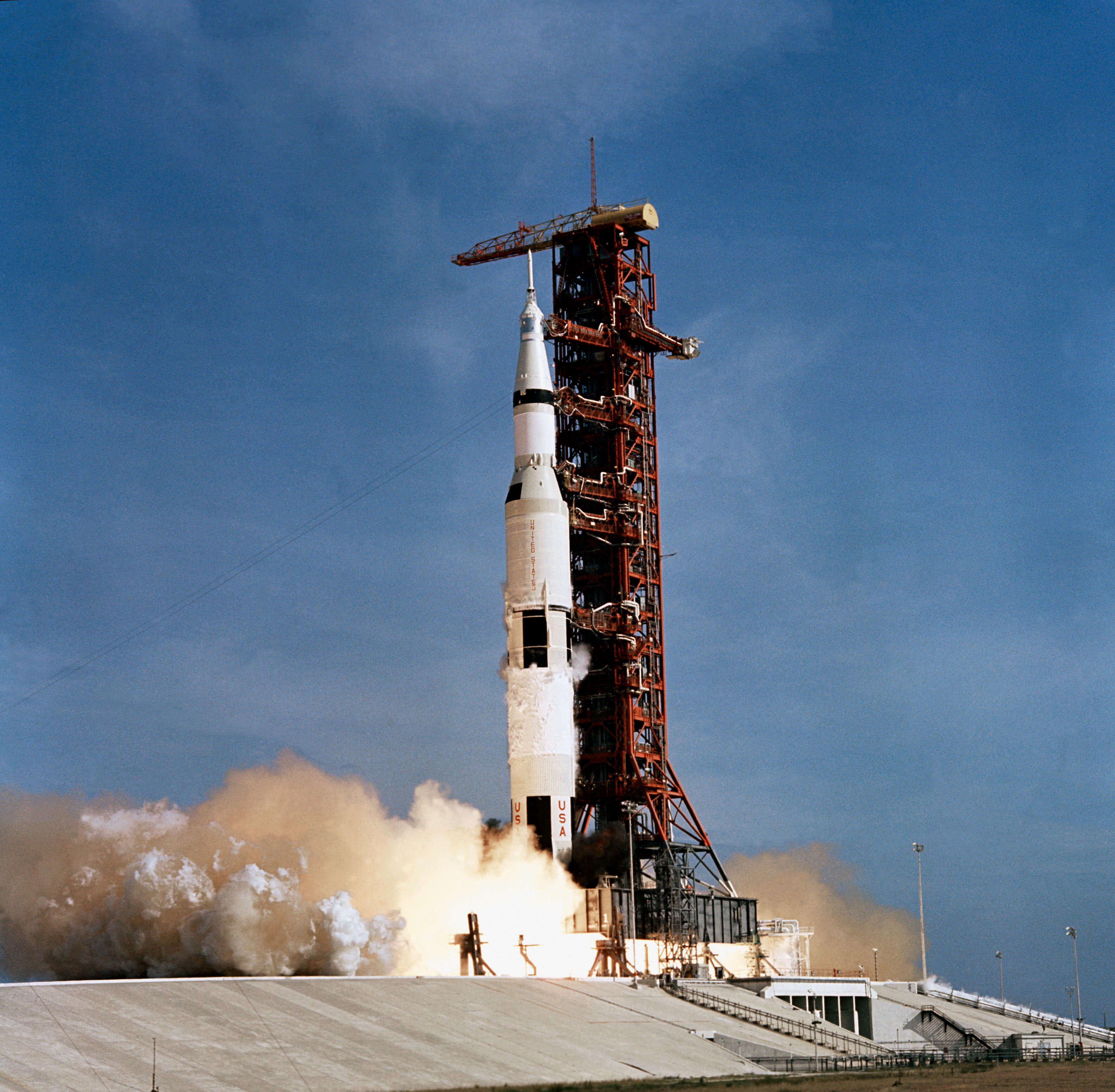 apollo11-launching