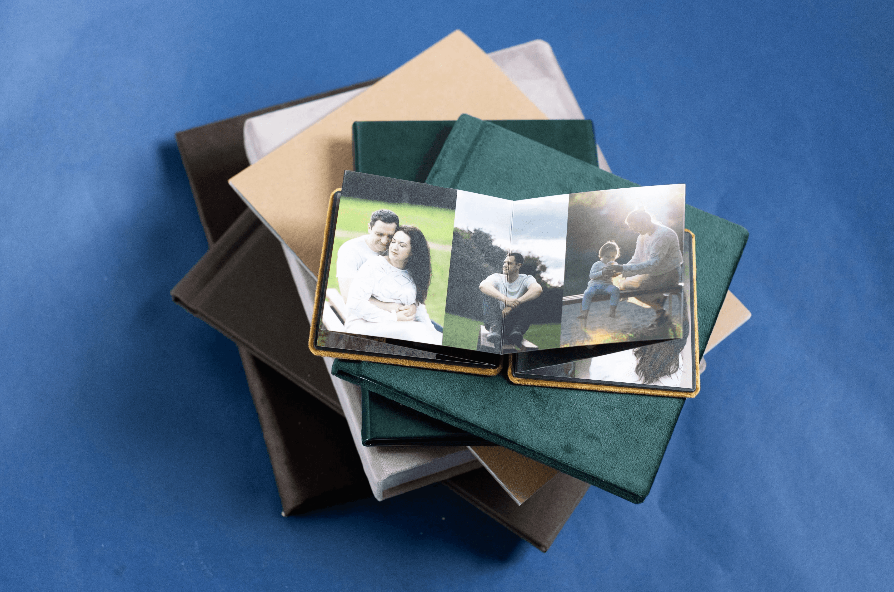 Otwarty album fptpgraficzny na stosie zamkniętych