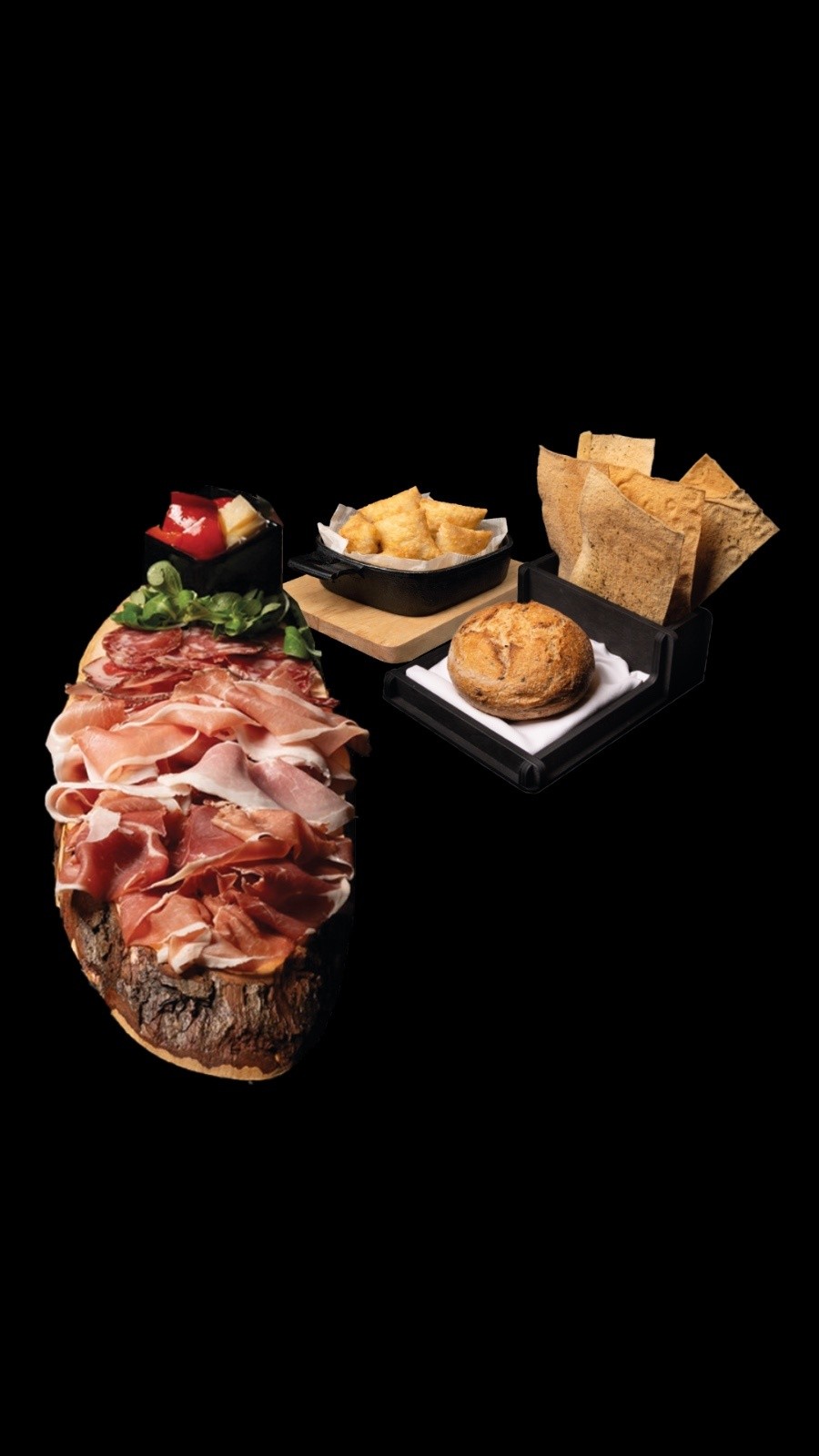 Tagliere in legno di salumi misti con crudo di Parma, culatello, salame e speck accompagnato da pane, focaccia e gnocco fritto