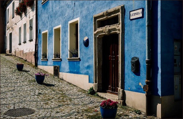 Niebieskie budynki w zabytkowym miasteczku w Srebrnej Górze