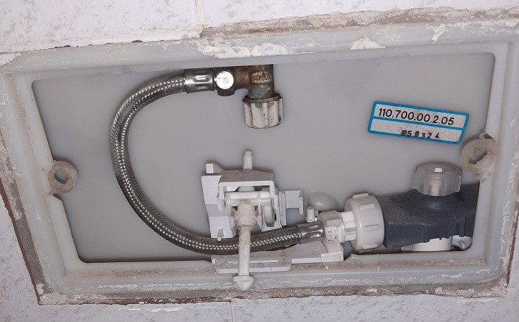 foro nel muro dove si vede la placca di supporto geberit modello 1999 con galleggiante e rubinetto