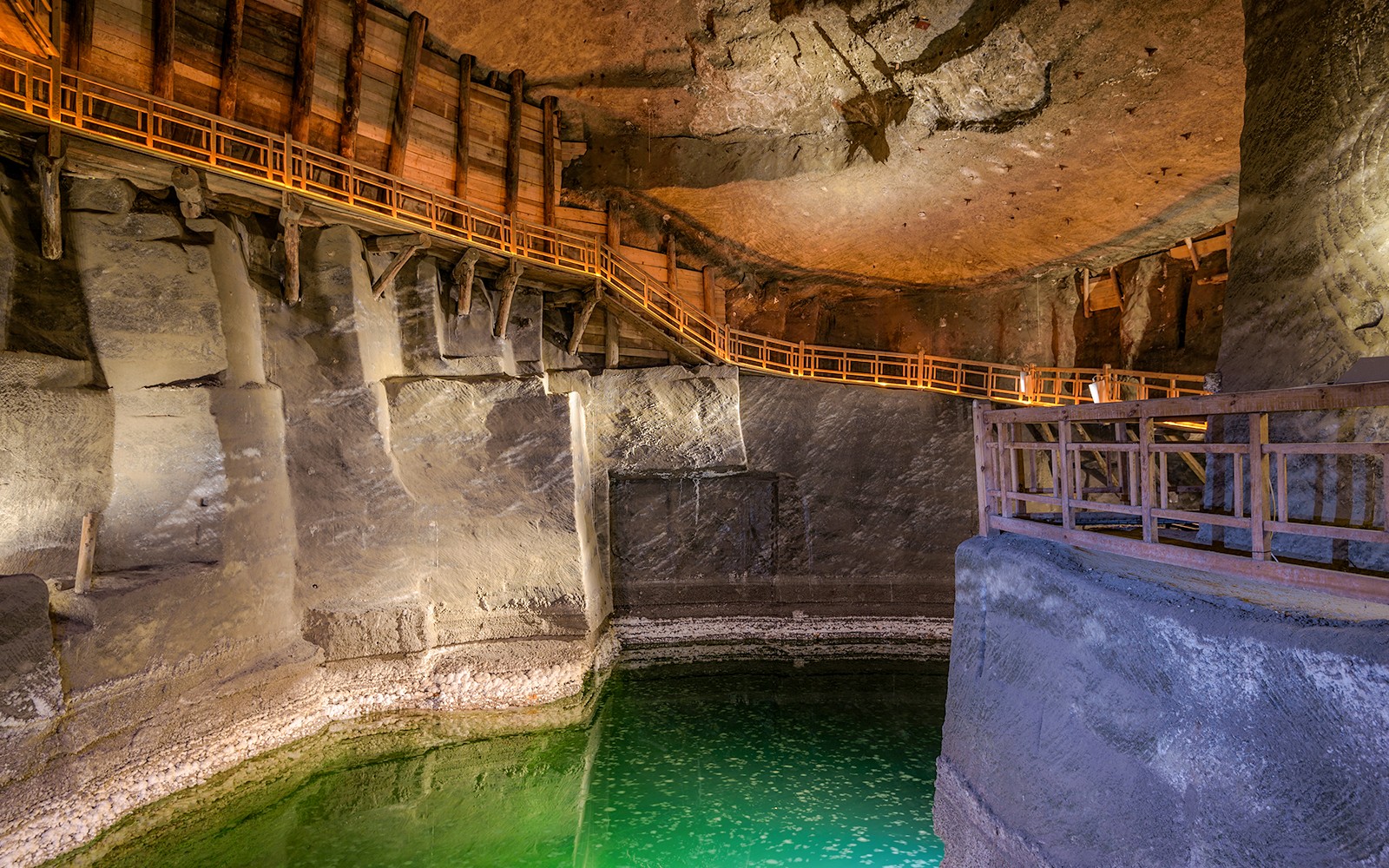 Θάλαμος αλατωρυχείου Βιελίτσκα με ξύλινες διαβάσεις και φωτισμένους σχηματισμούς αλατιού, εκδρομή στην Κρακοβία.