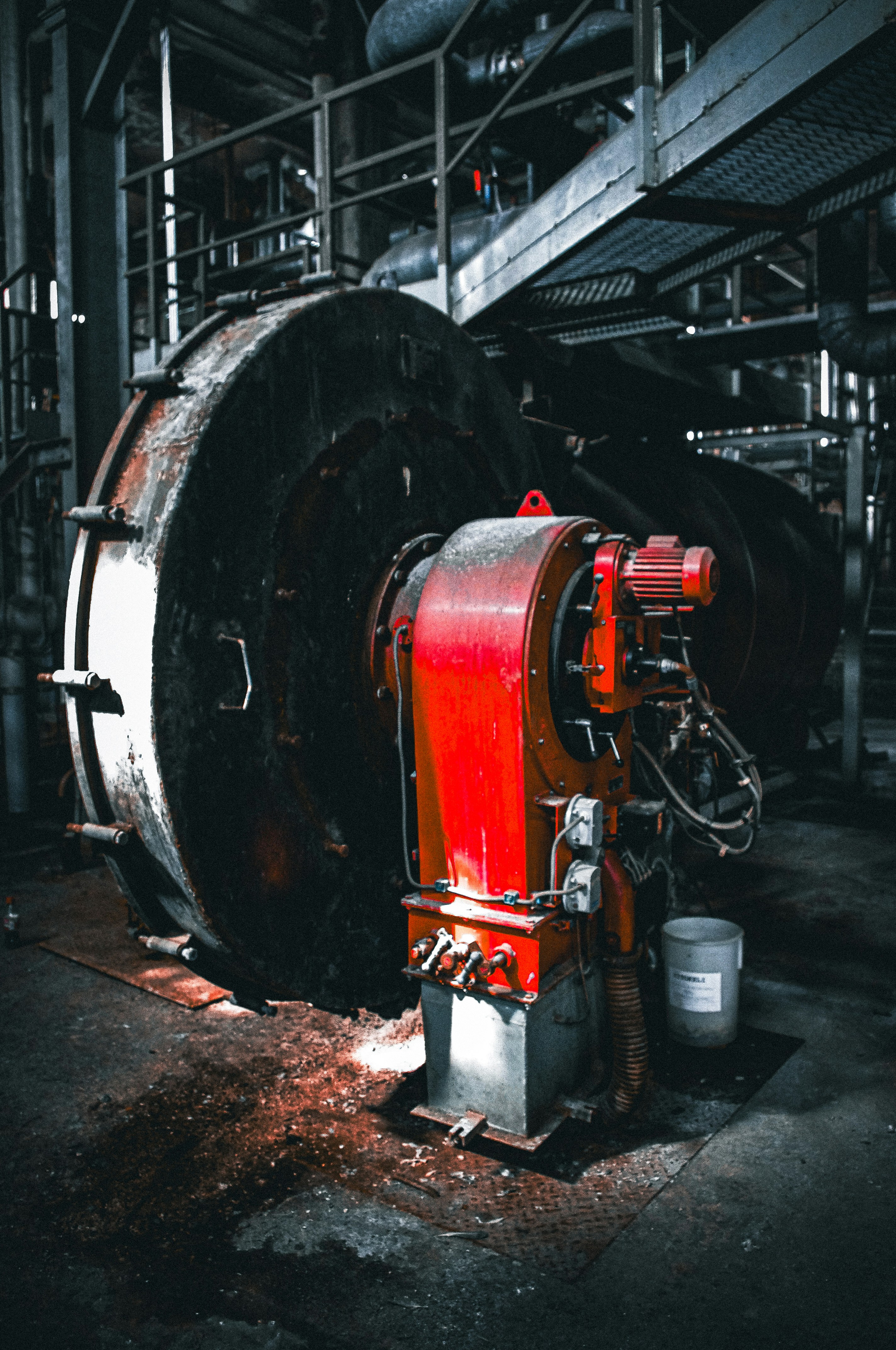 speaker with a half white half green background