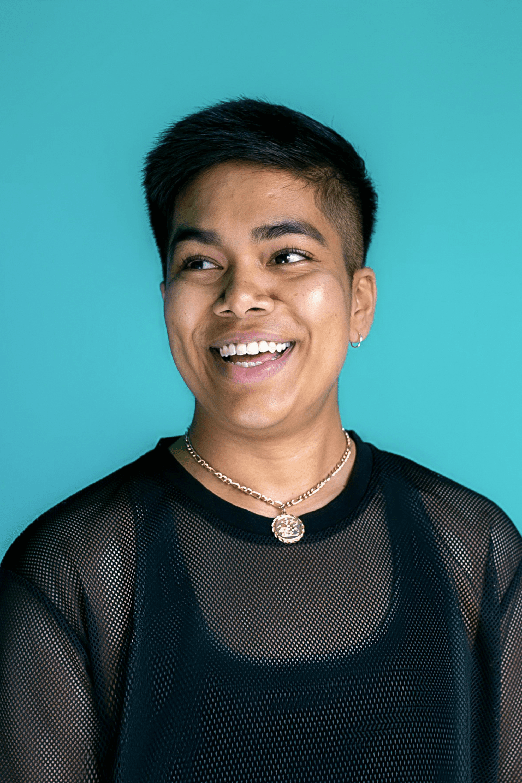 Persona que representa diversidad de identidades dentro del entorno laboral moderno