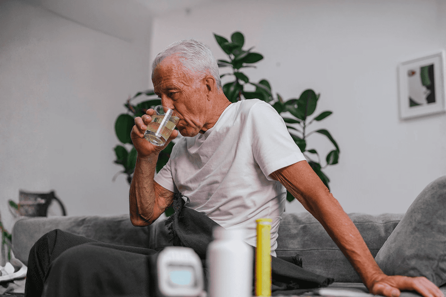 Elderly man taking his medication, illustrating the non-adherence rate among chronic patients.