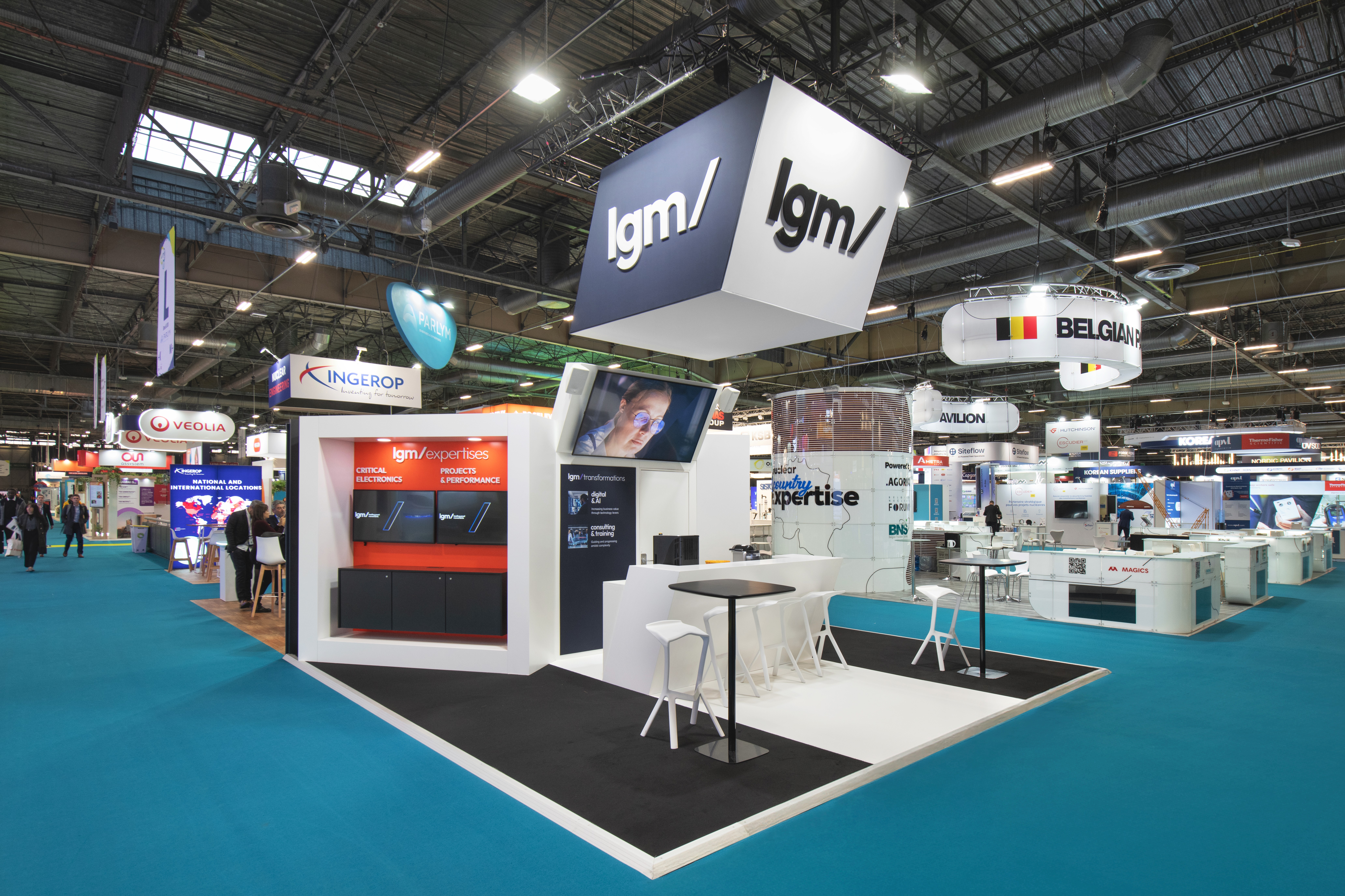 Stand LGM WNE Paris 2025 par Expace – vue d'ensemble du stand avec présentoirs équipements industriels, identité turquoise et noire et mobilier technique professionnel