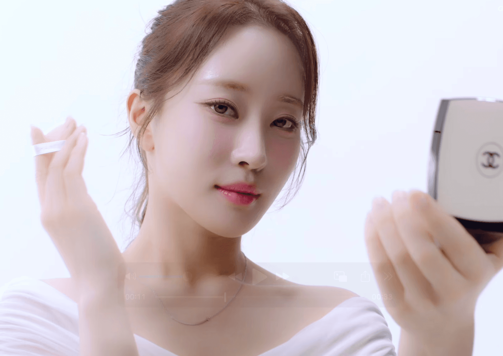 샤넬 쿠션을 사용해 베이스 메이크업을 연출하는 모델의 사용 컷 촬영 이미지