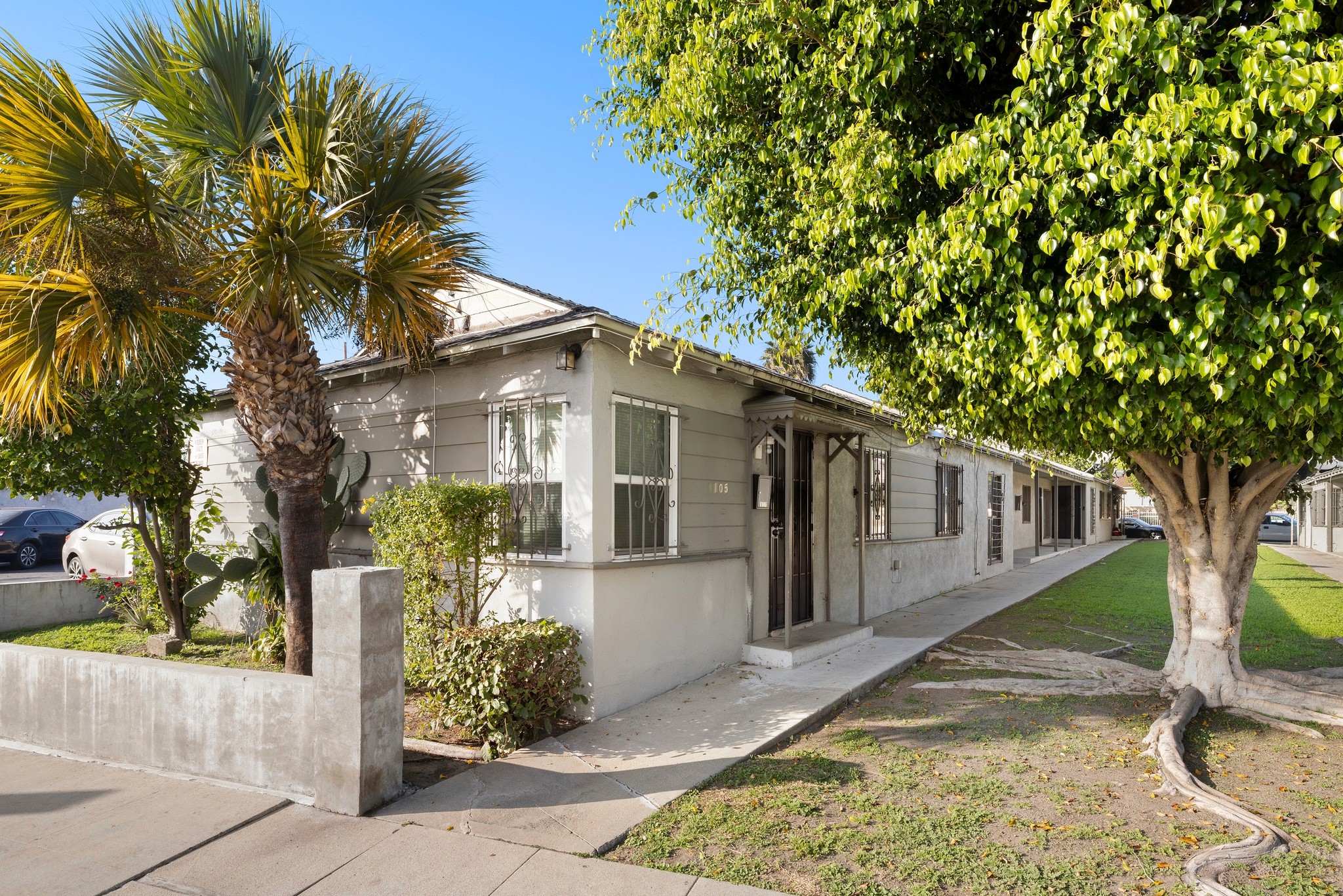 Unit entry and façade detail at 1105 E Hyde Park with classic low-rise architecture.