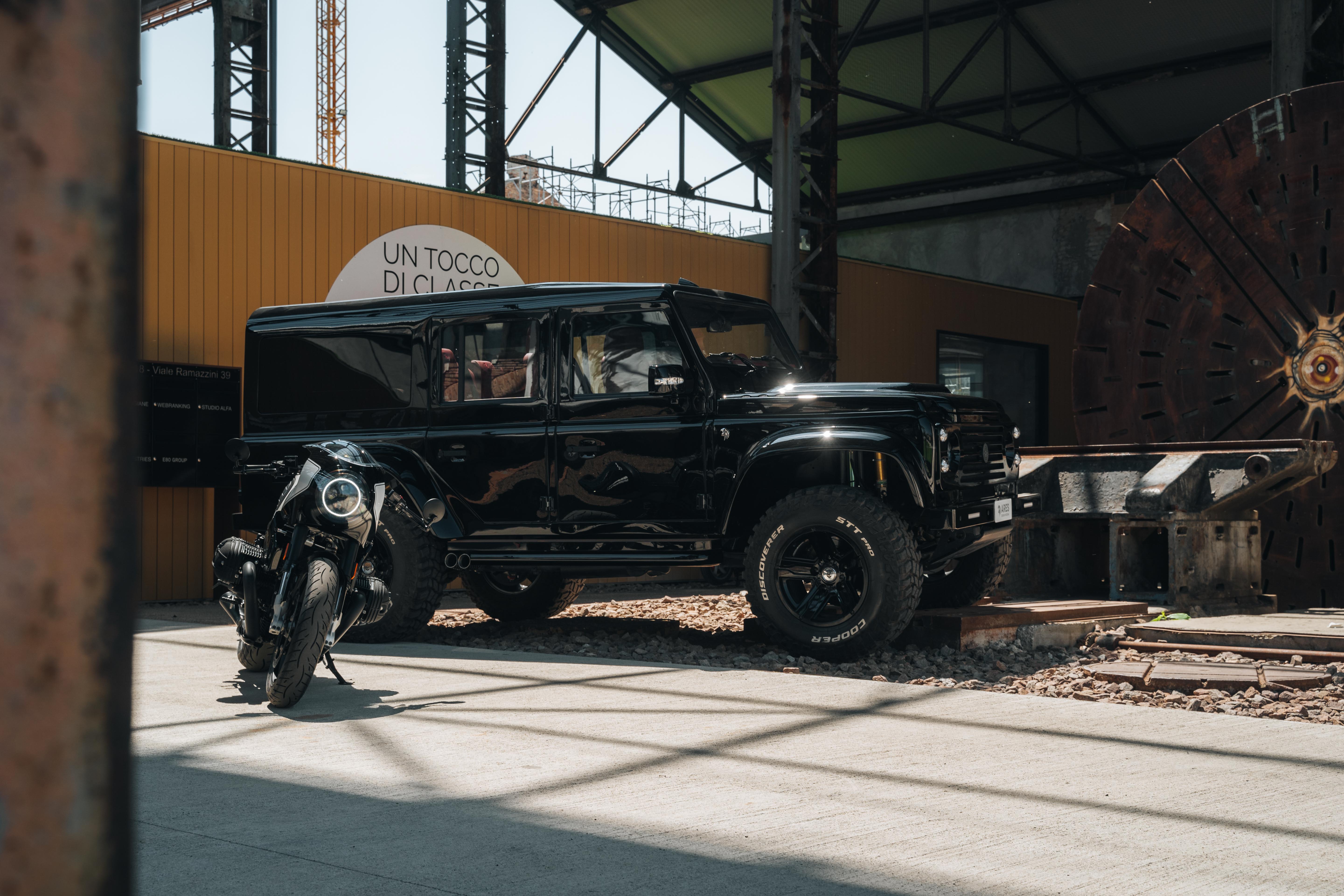 Foto di Land Rover e BMW R Ninet by Ares Design