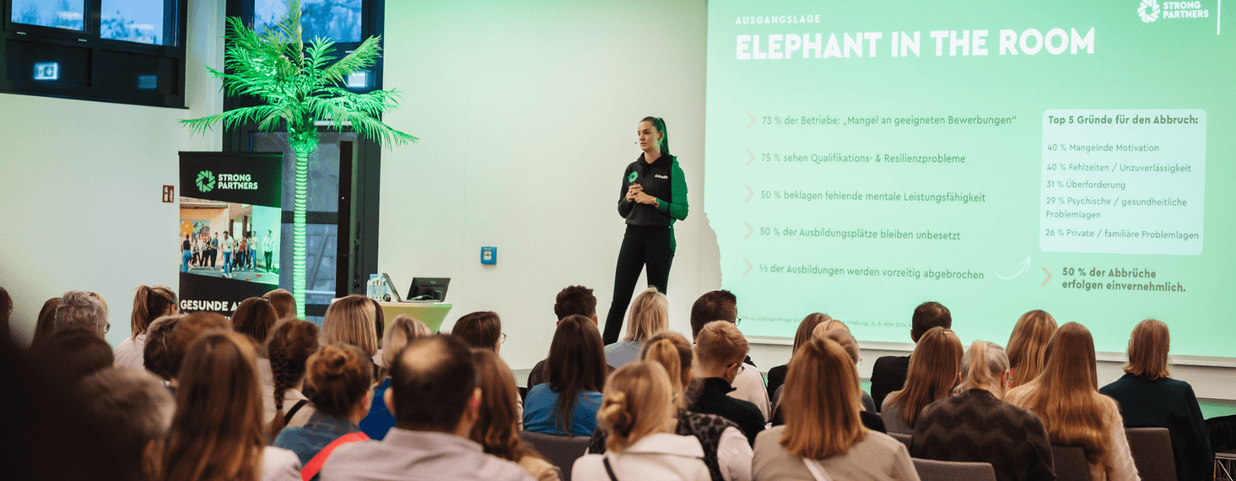Paula Menninghaus auf der Bühne beim Netzwerkevent Gesunde Azubis, Starke Zukunft