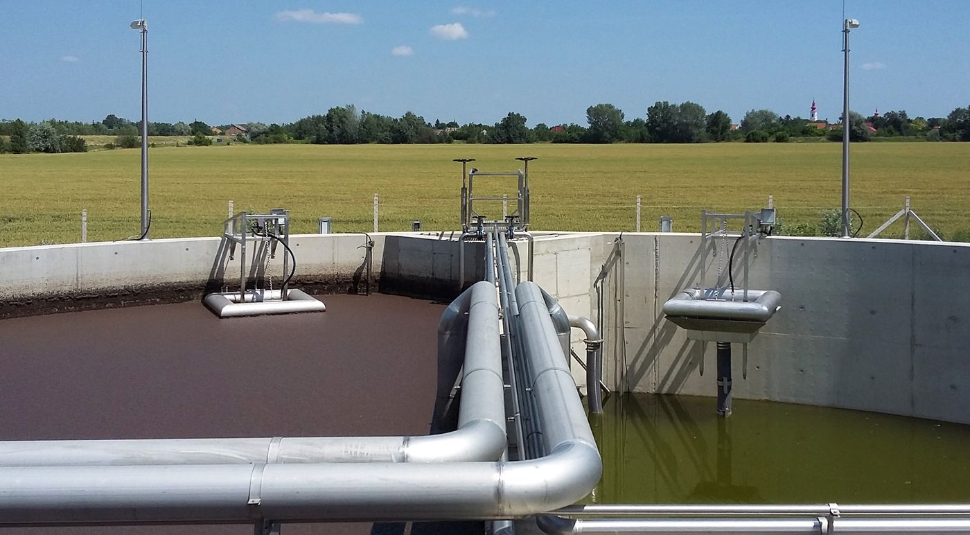 BIODEC decanters and aeration header in a CYCLATOR basin at the Dunapataj wastewater treatment plant, Hungary