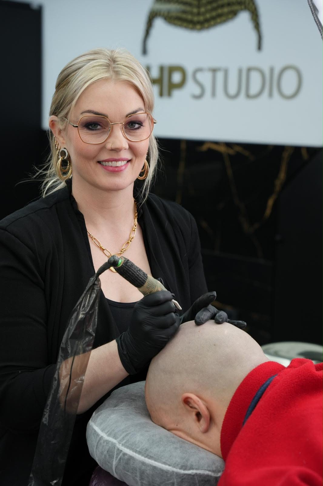 Caroline på LineUp med tatoveringsutsyr på Hølen i Larvik