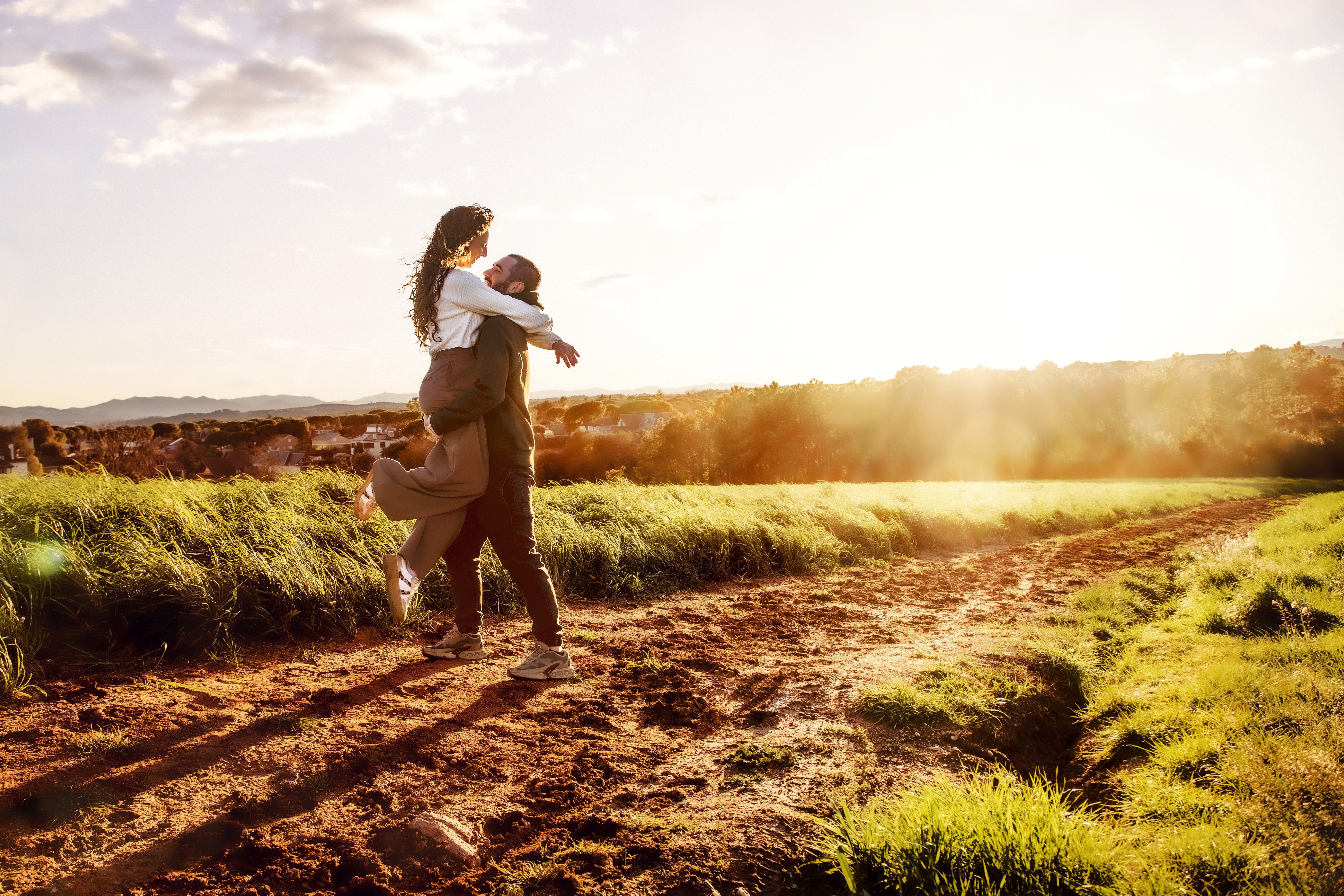 Pareja dandose un abrazo en la golden hour
