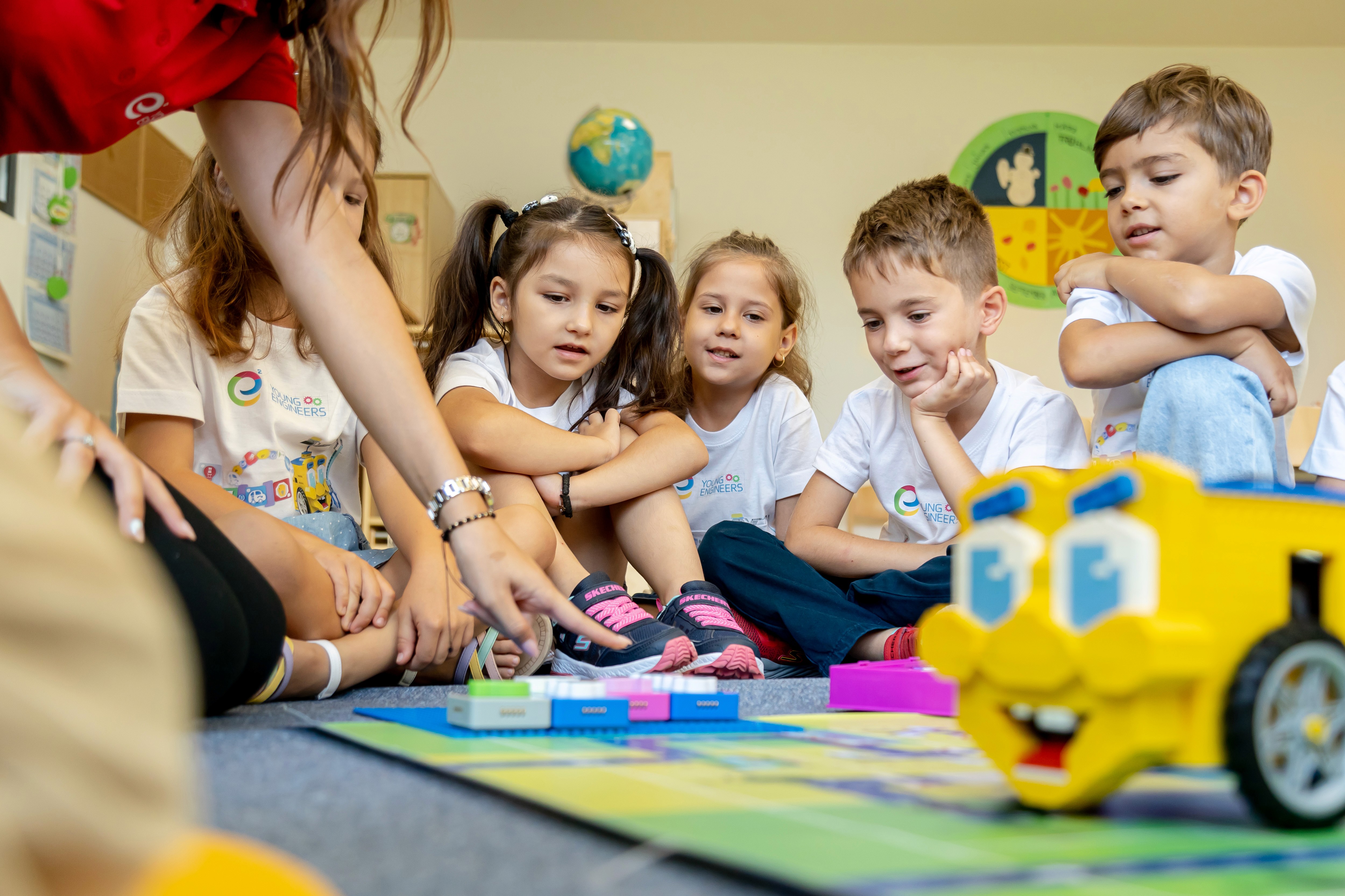 Jeune enfant découvrant une boîte de construction Young Engineers lors d’un atelier de robotique éducative à Montréal.