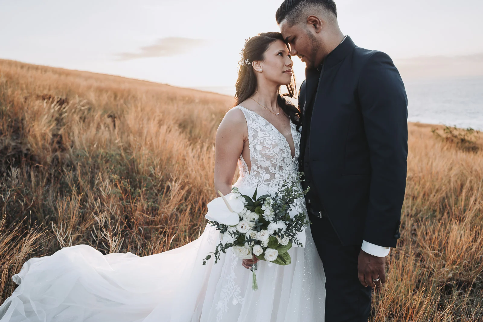Couple de mariés dans la savane au coucher du soleil — Mariage Réunion