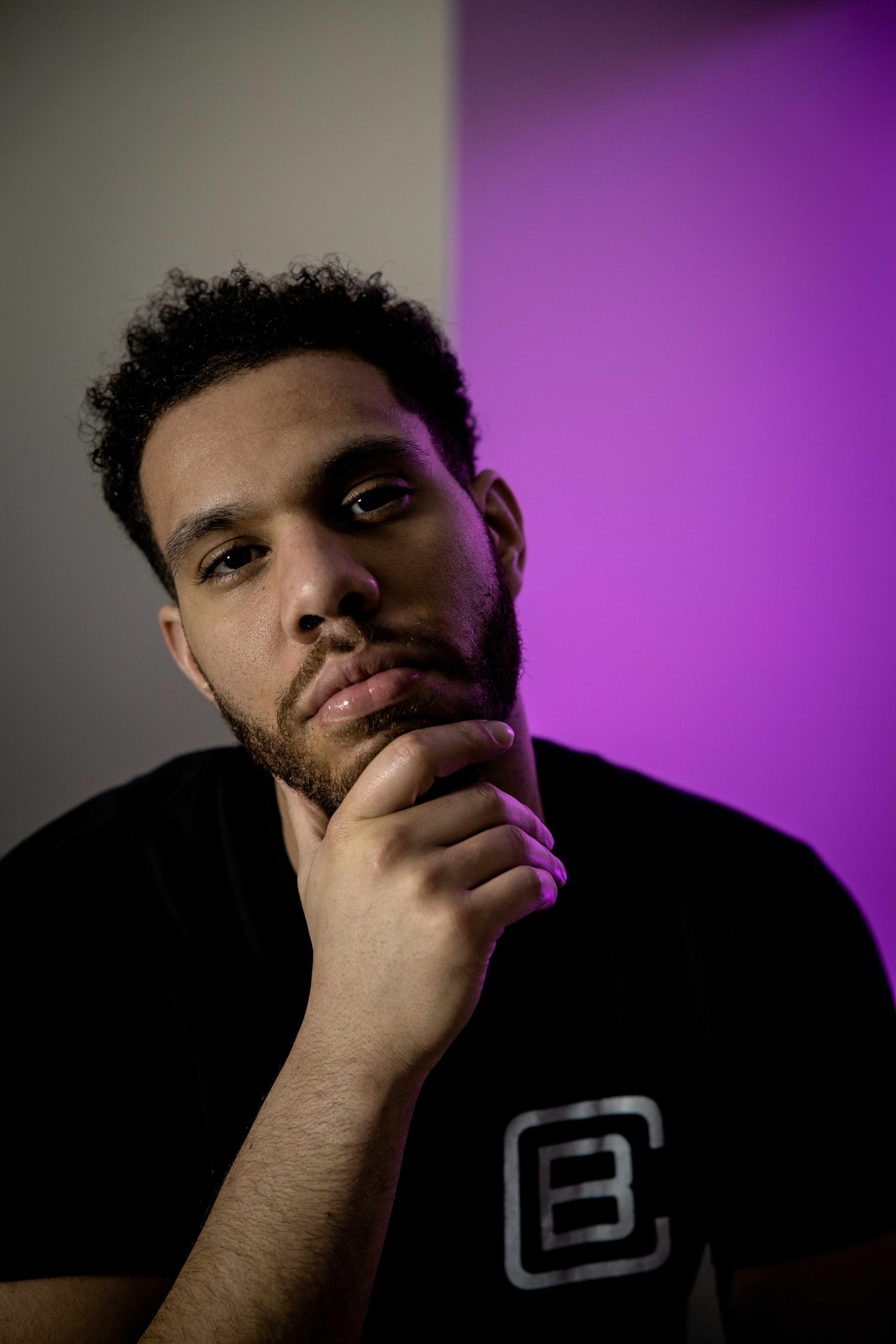 man in black crew neck shirt