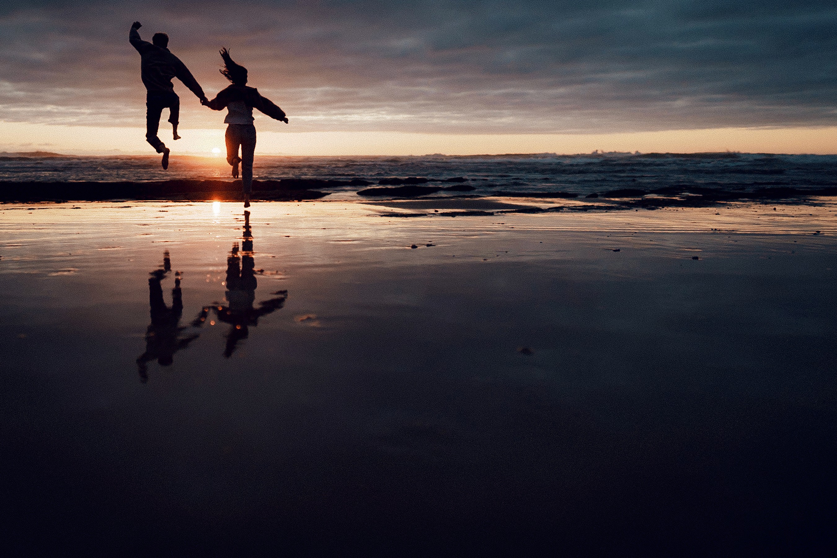 Un couple de mariés s'embrasse au domaine Etxezahar à Bardos