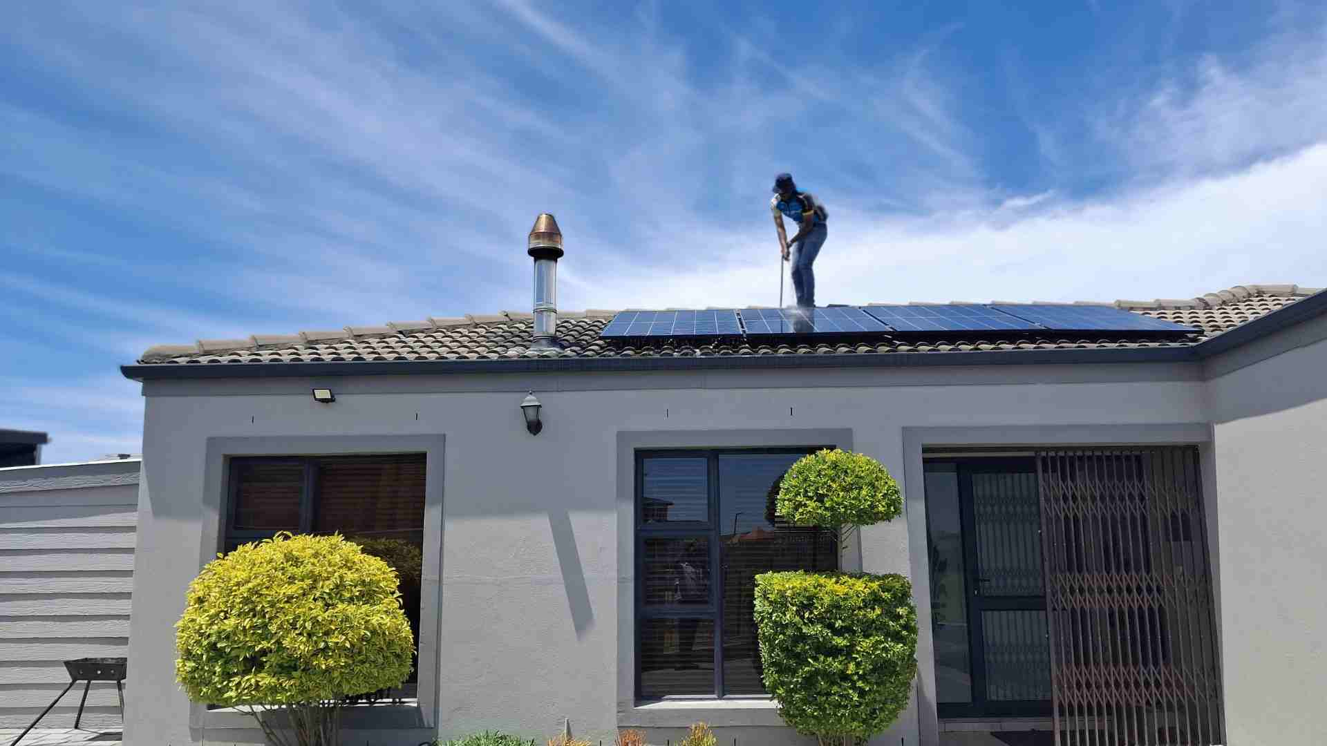 Mantenimiento de Paneles Solares: Consejos para Alargar su Vida Útil