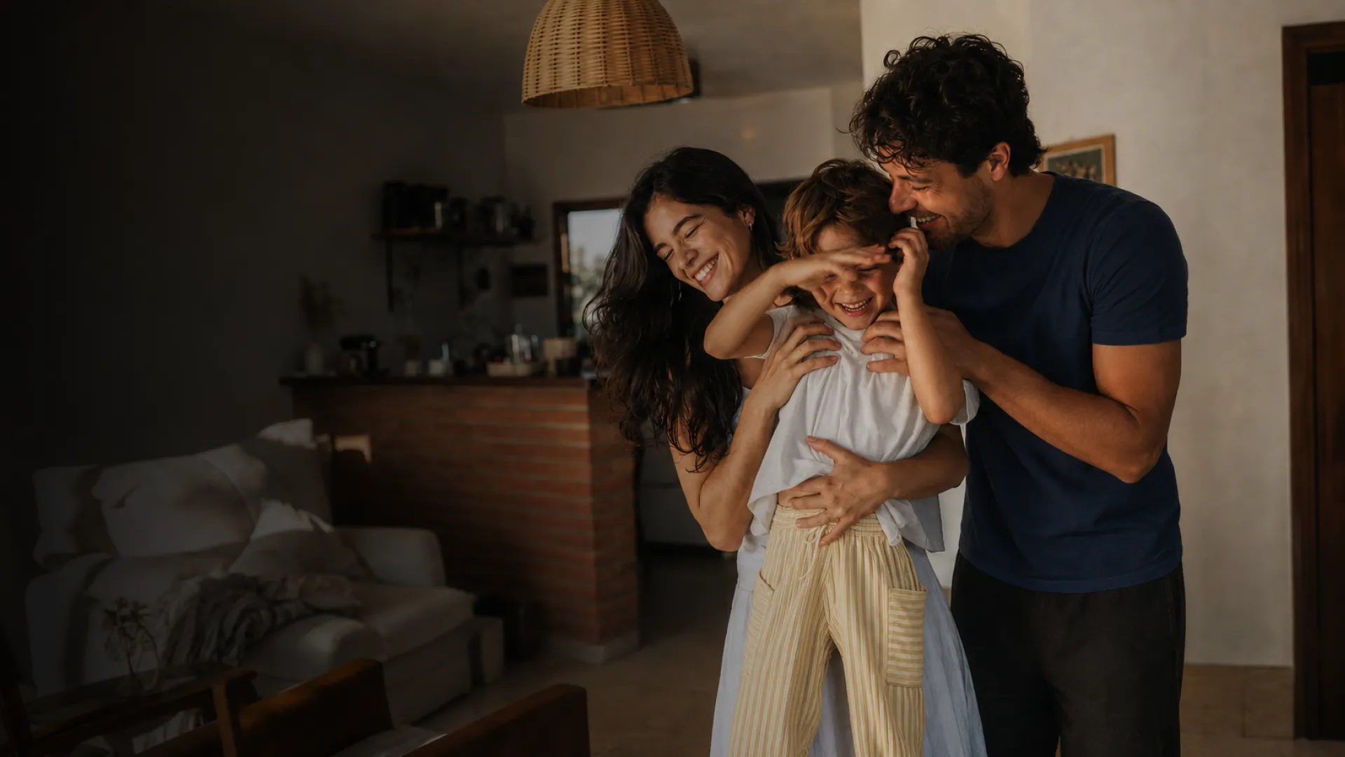 Família reunida na entrada de uma casa ao entardecer.