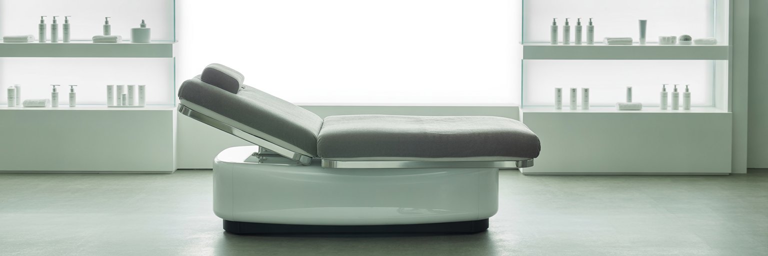 Moderne Behandlungsliege in hellem Raum – minimalistisches Design als Element der Marketingunterstützung im Gesundheitswesen.
