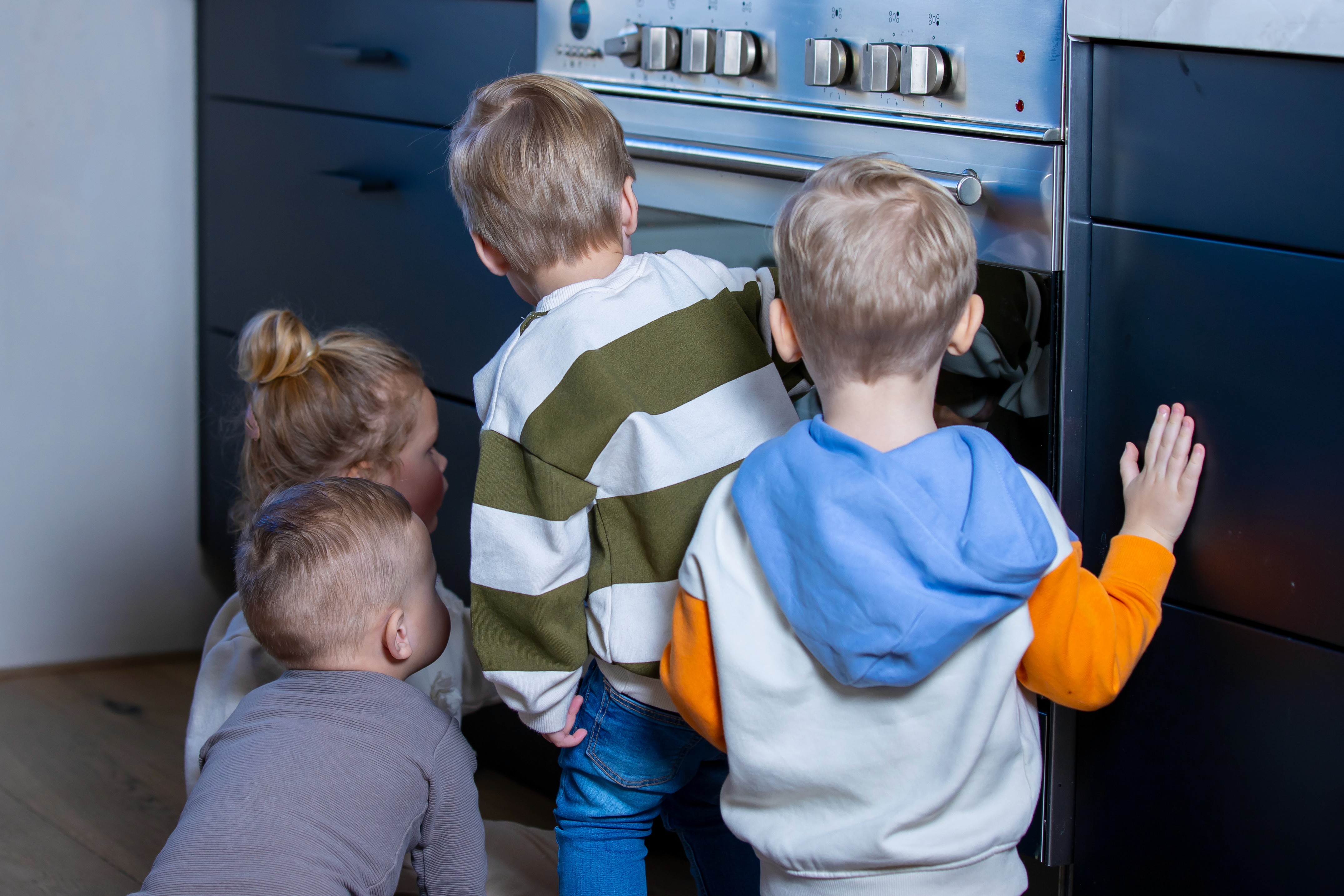 Samen kijken in de oven naar de koekjes.