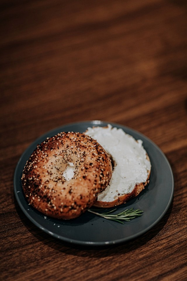 Herzhafter Bagel mit Frischkäse