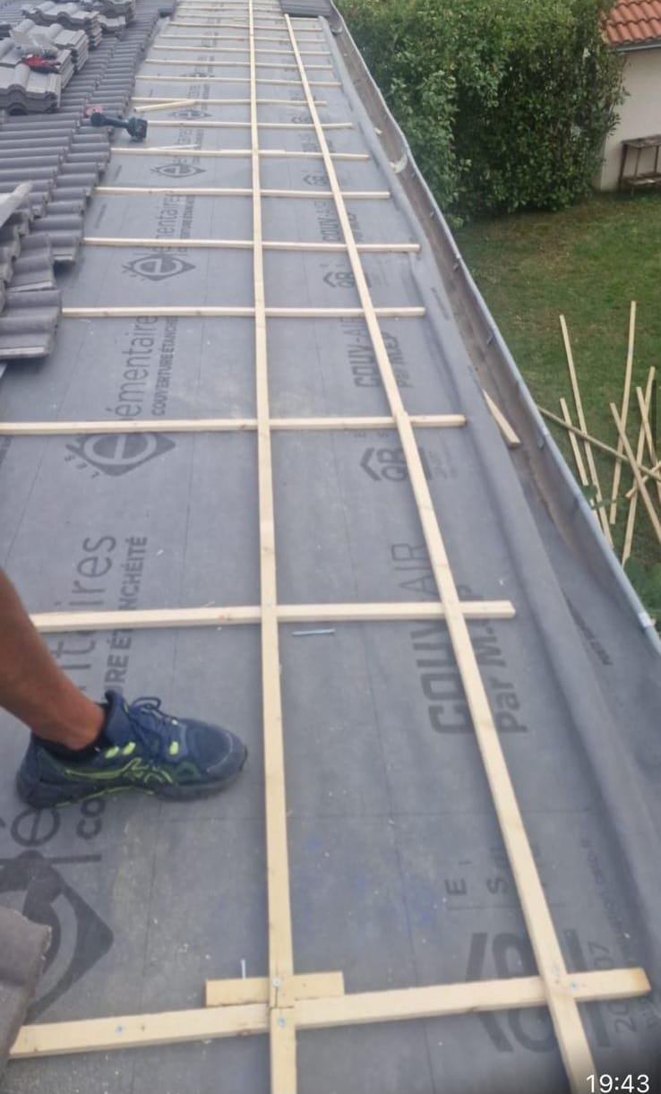 Couvreur réparant une tuile cassée sur toit Lyon