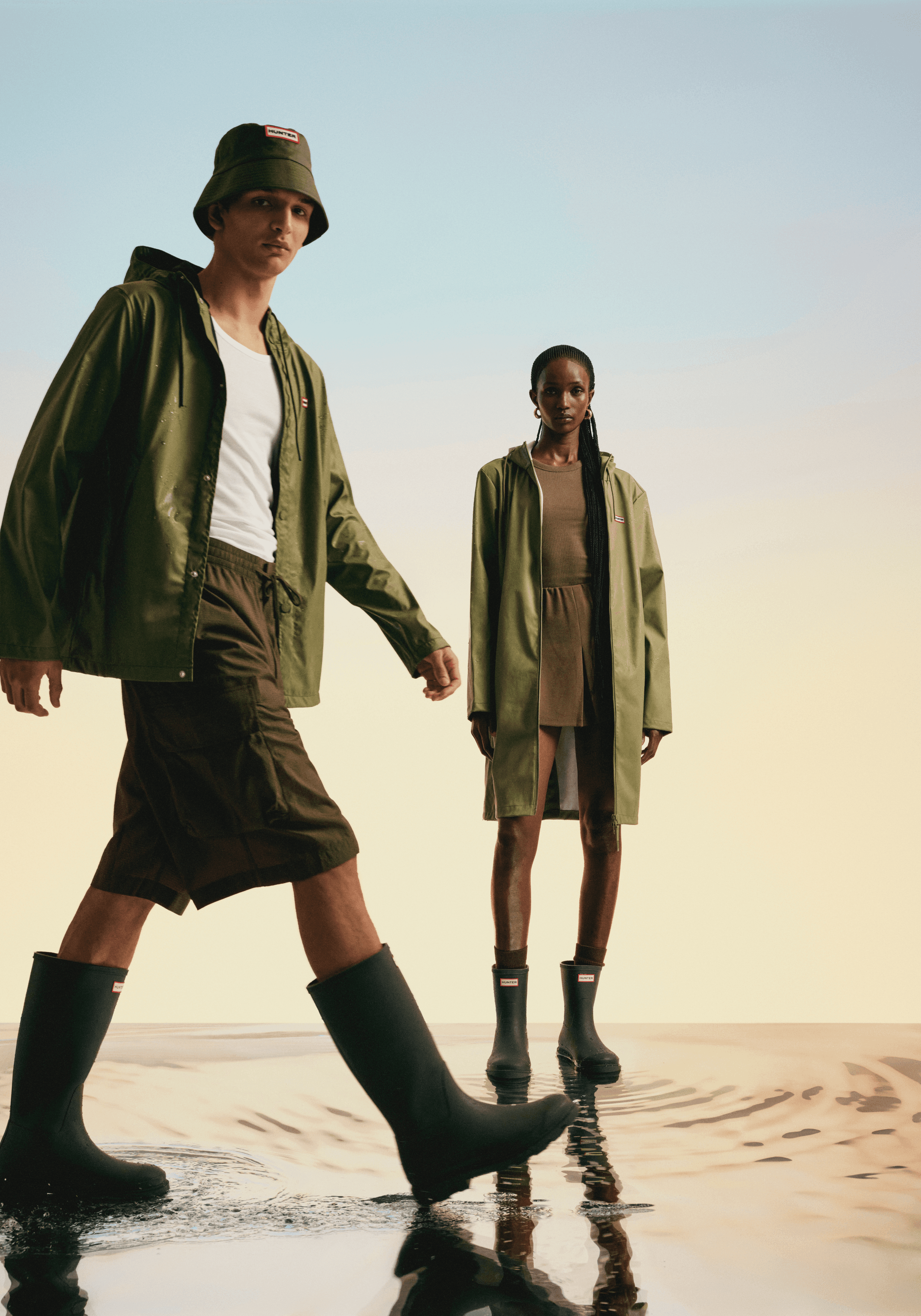 Deux mannequins dans le lookbook Hunter portent des cirés et bottes de pluie