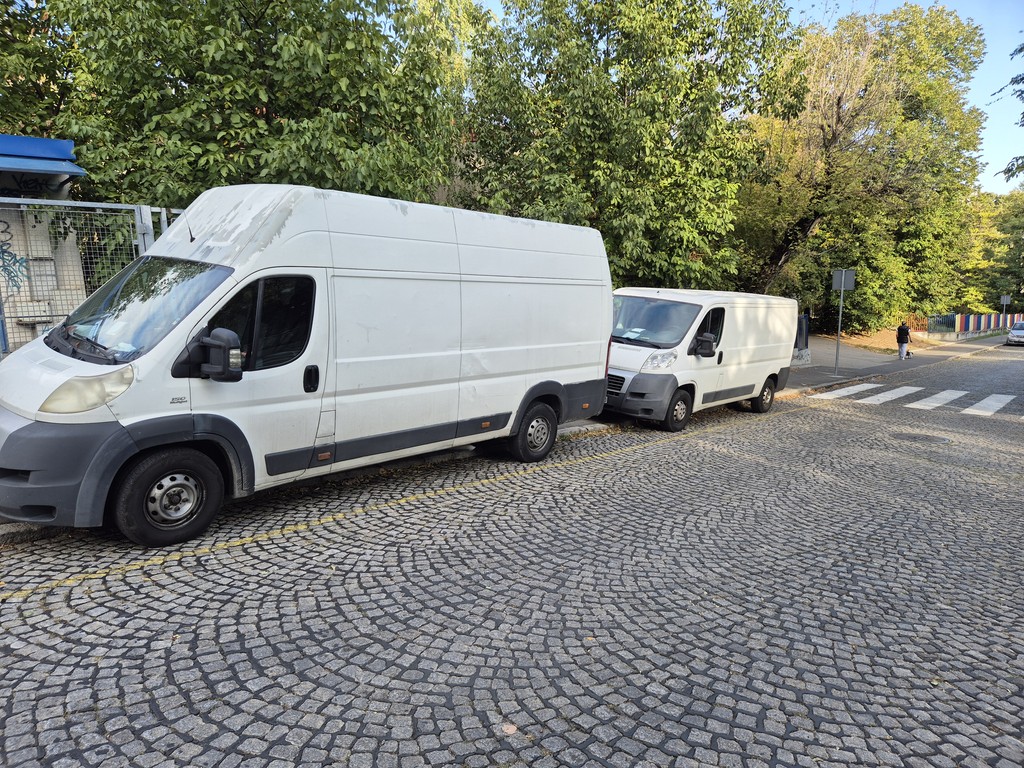 Kombi vozila za selidbe parkirana u Beogradu spremna za transport