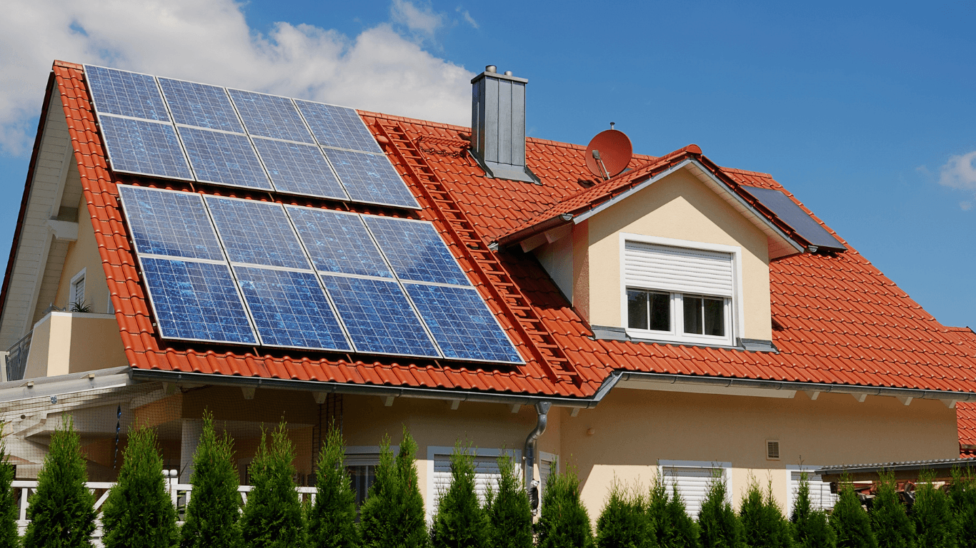 Haus mit Photovoltaikanlage auf dem Dach