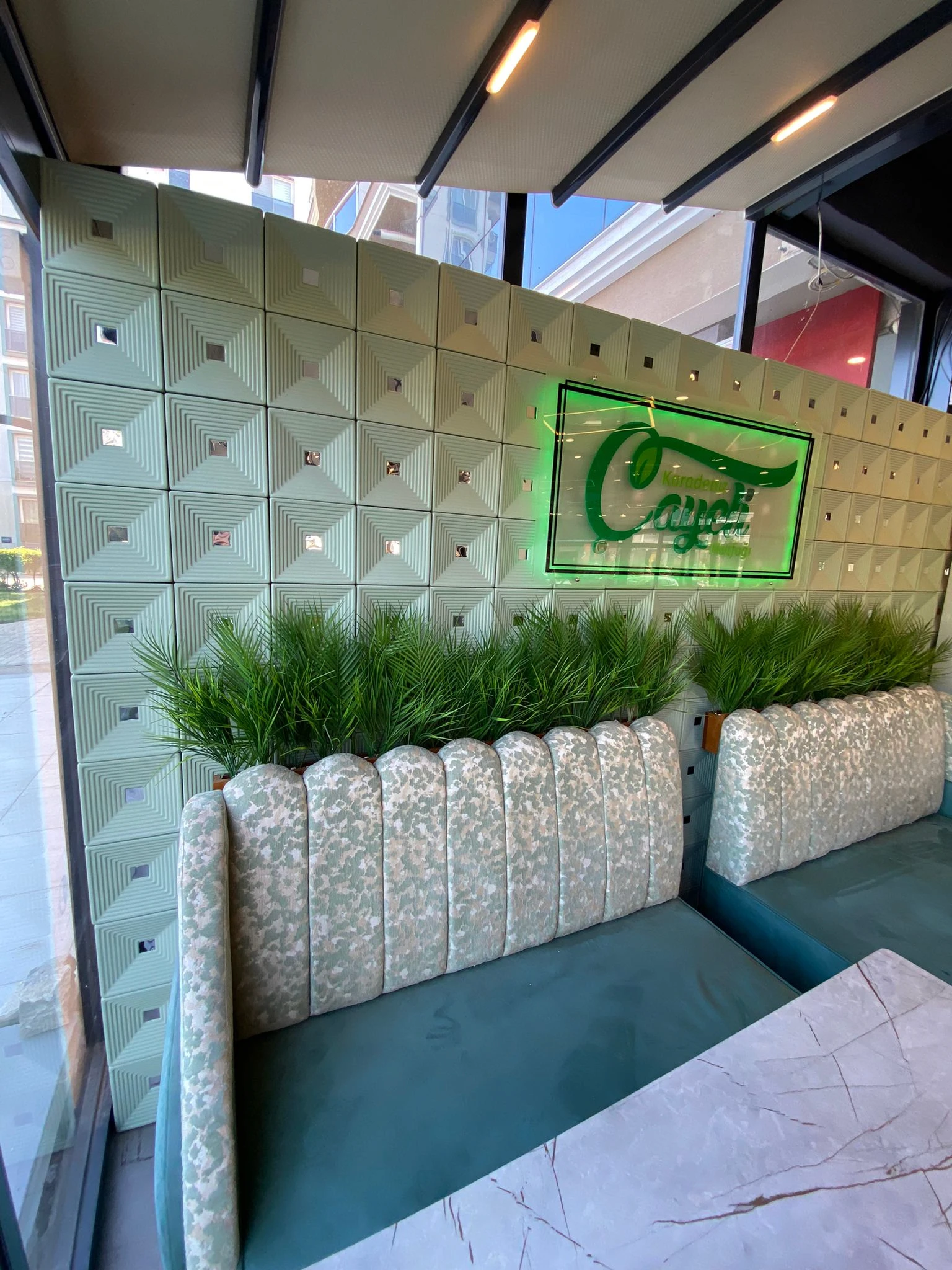 Ticari mekanlarda dış cephe estetiği: Betonicassa DEEP 20x20 modüler beton sistemleri