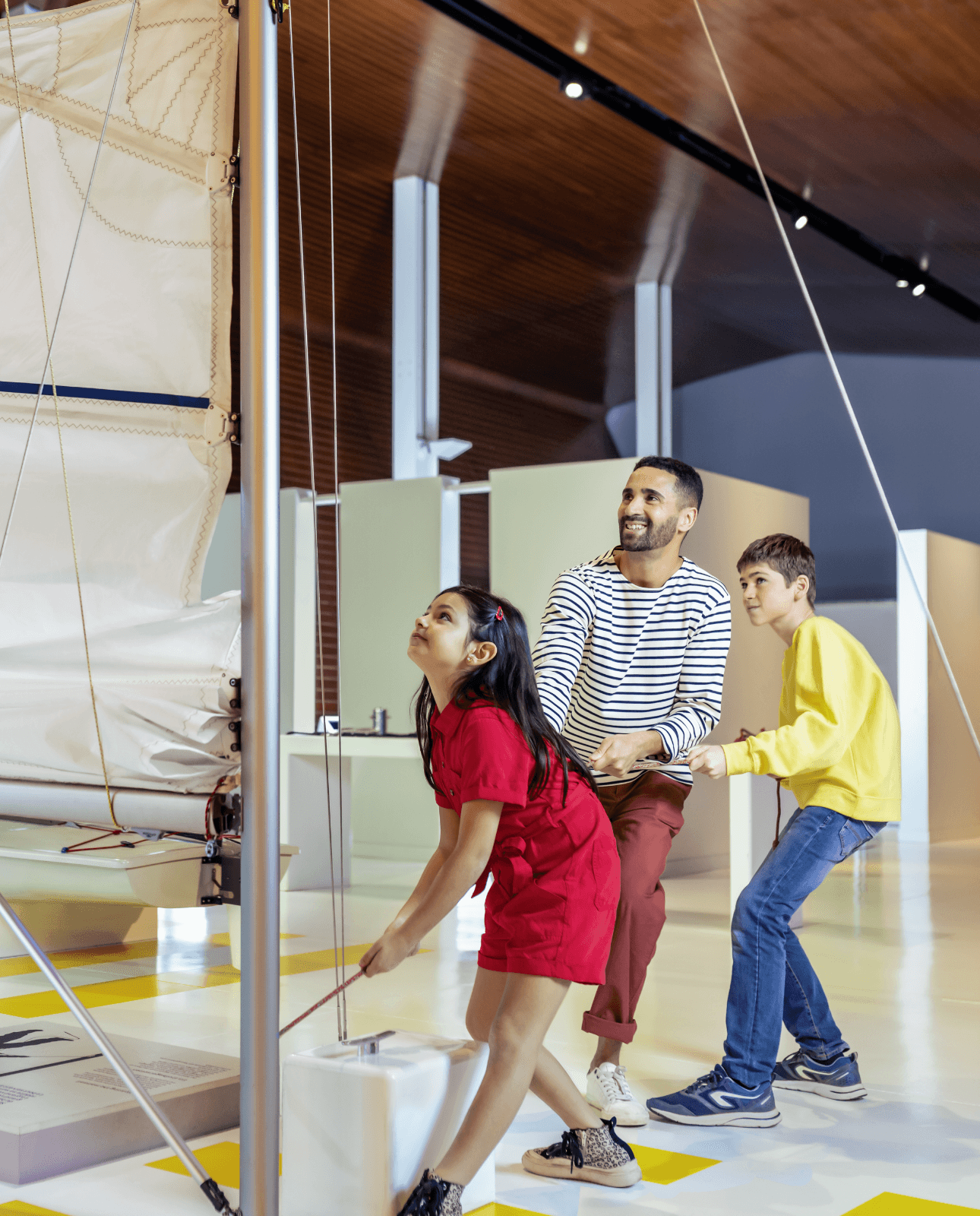 Famille en train de s'amuser à la Cité de la voile