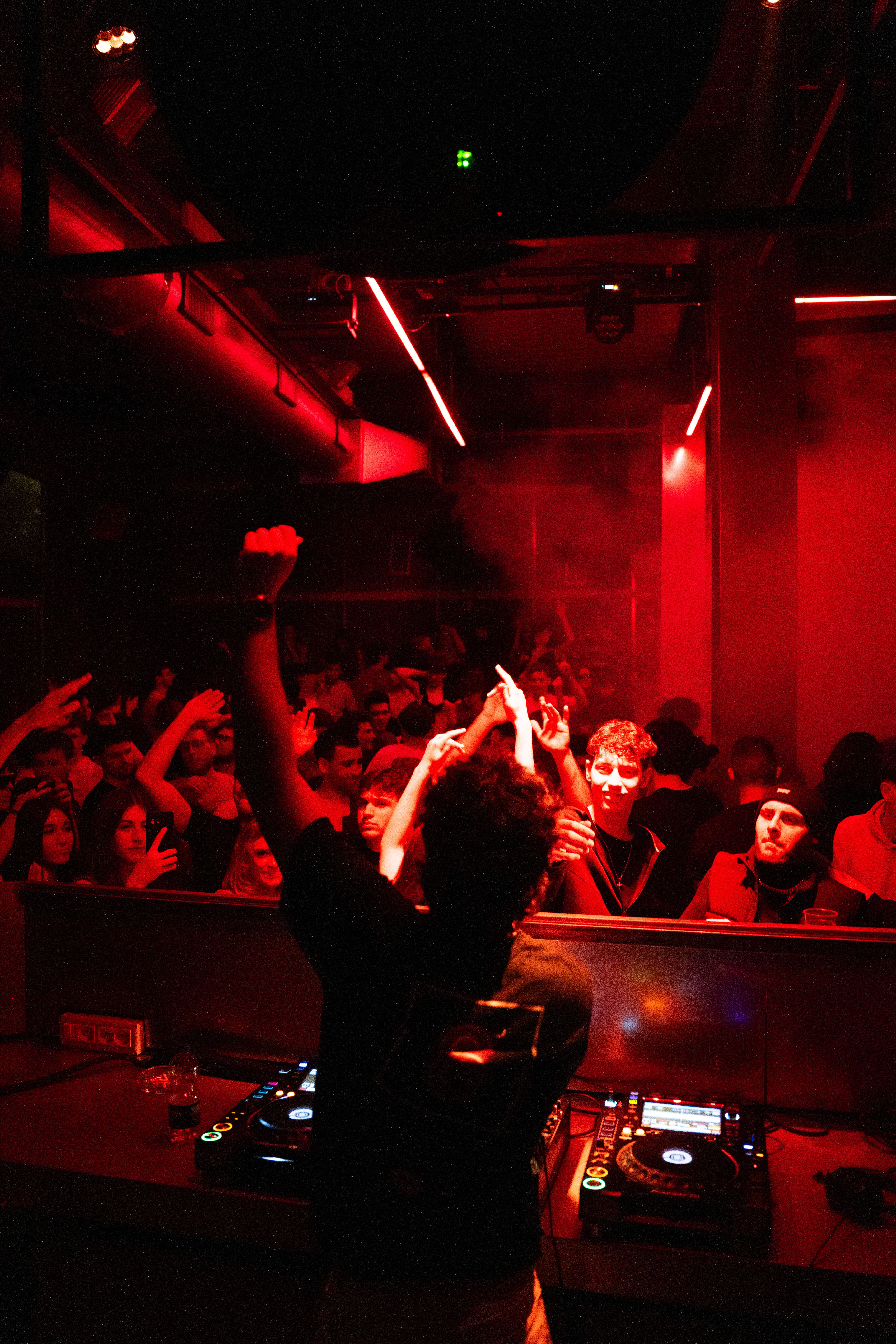 DJ Set Live di Silvio Cuna  Nel cuore della musica elettronica Torino, Silvio Cuna si distingue per la sua versatilità e tecnica nei suoi DJ set live Torino, capace di attraversare influenze diverse e coinvolgere il pubblico nella notte torinese.  La sua performance negli eventi Torino firmati Sestopiano Torino ha dimostrato un’elevata capacità artistica, posizionando Silvio Cuna tra i DJ più interessanti della scena locale. Chi cerca Silvio Cuna DJ Torino o Silvio Cuna Sestopiano troverà qui la sua pagina ufficiale artista con tutti i riferimenti utili.  Resta aggiornato tramite social e Instagram per le prossime date degli Events Turin con Silvio Cuna.